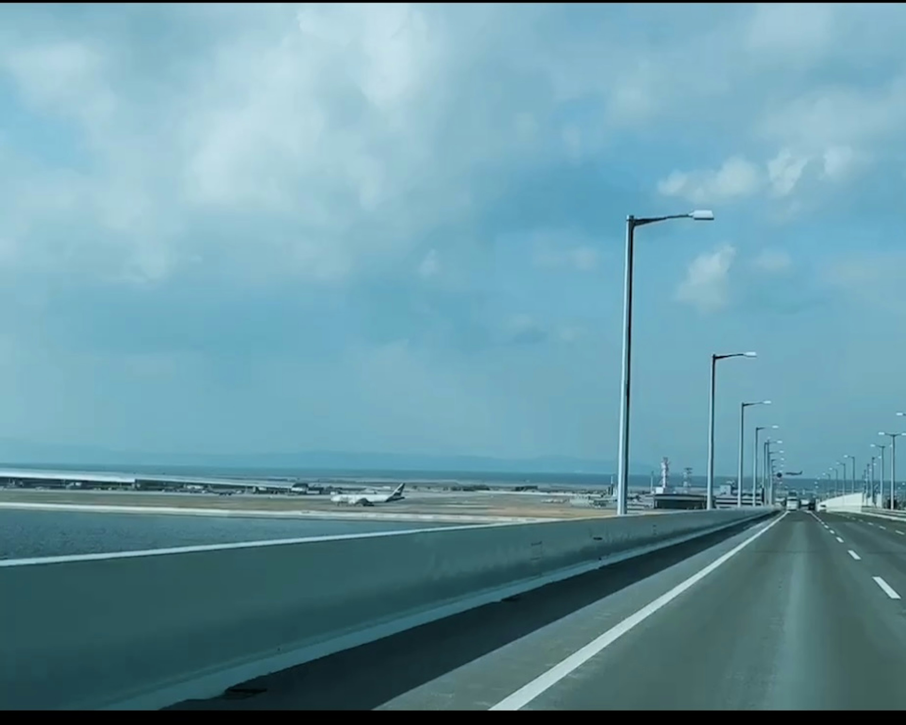 Jalan indah dengan langit biru cerah dan pemandangan laut