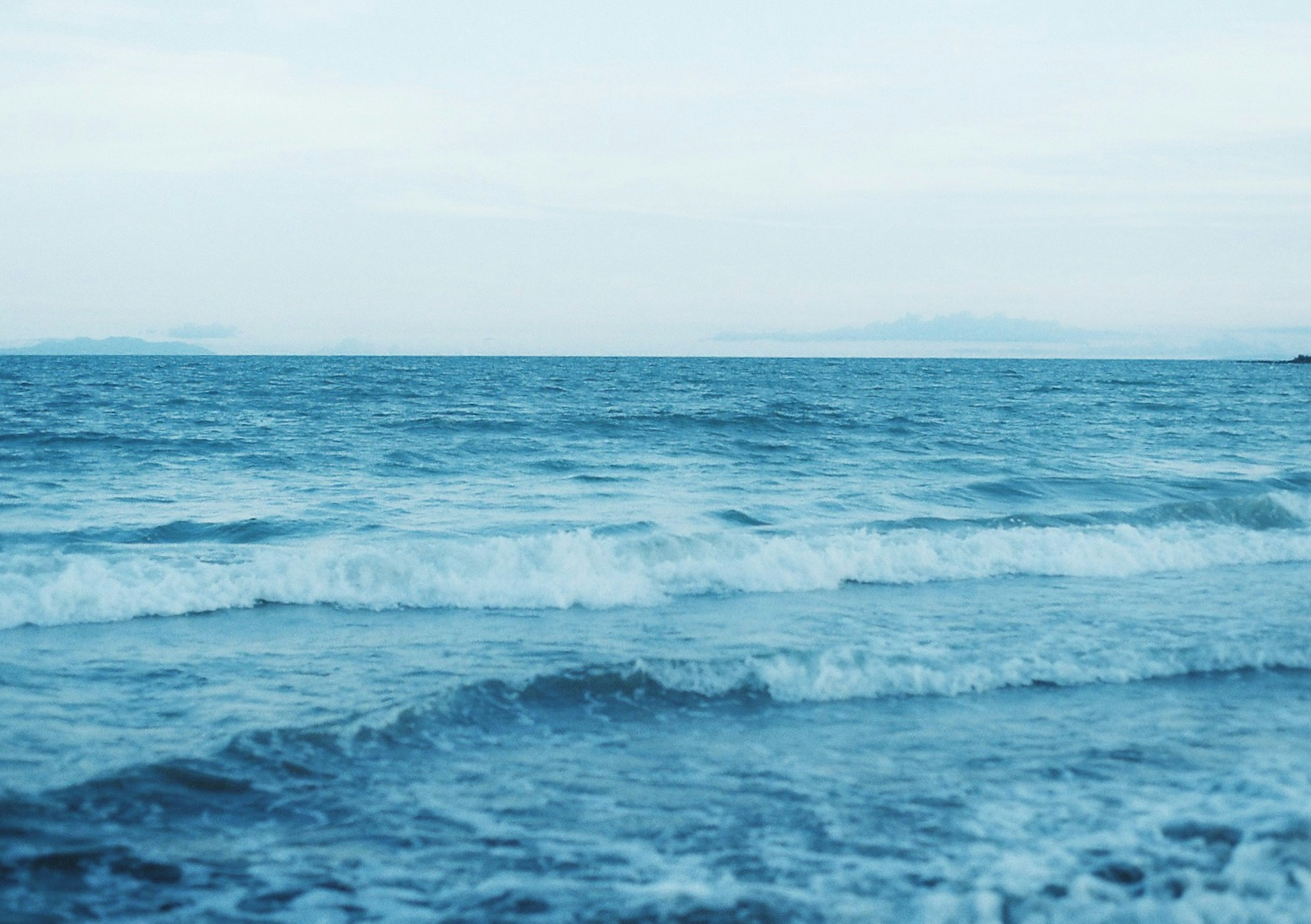 Paesaggio marino calmo con onde gentili e oceano blu