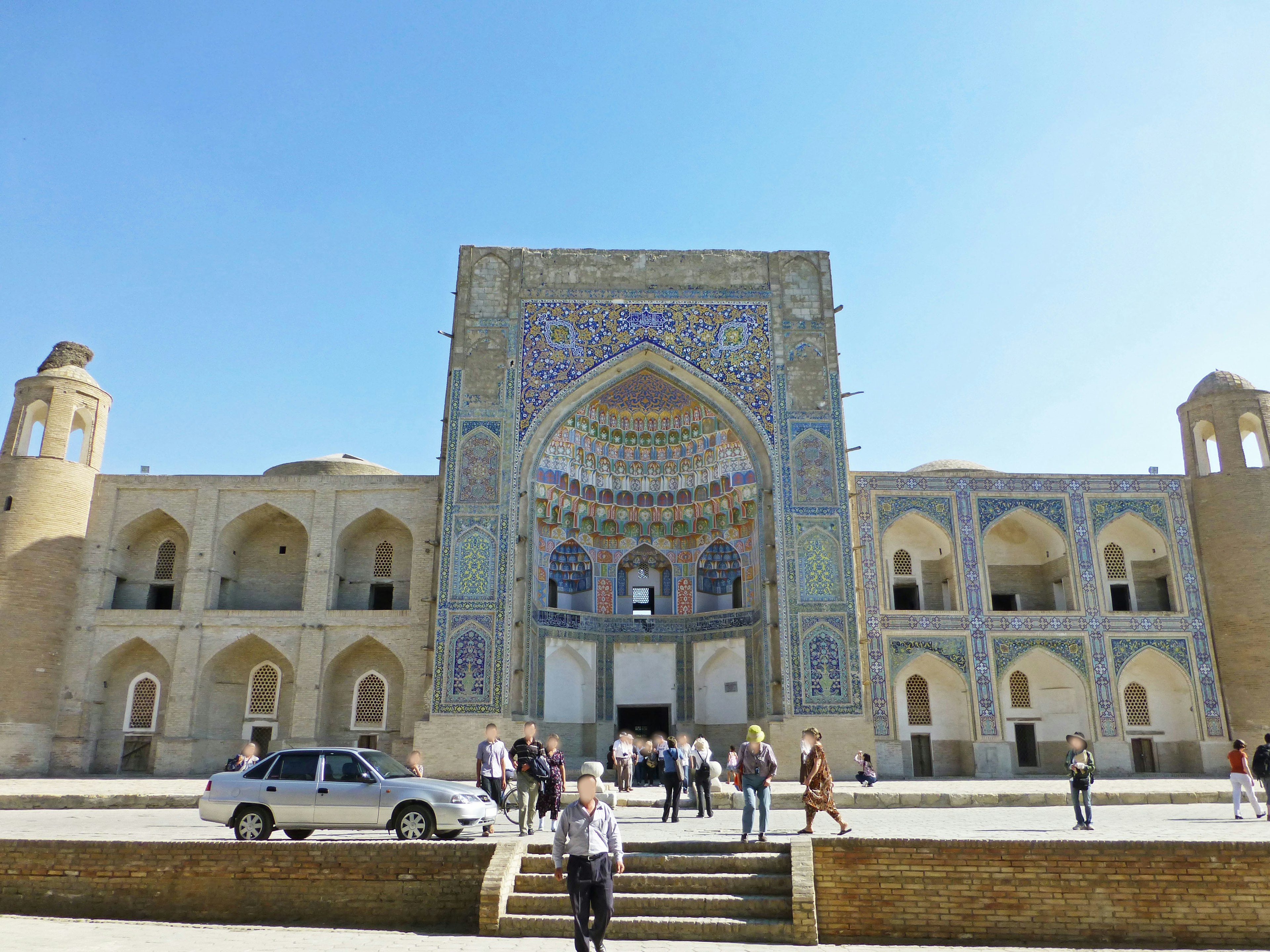 Schöne Fassade einer Moschee in Usbekistan mit Touristen