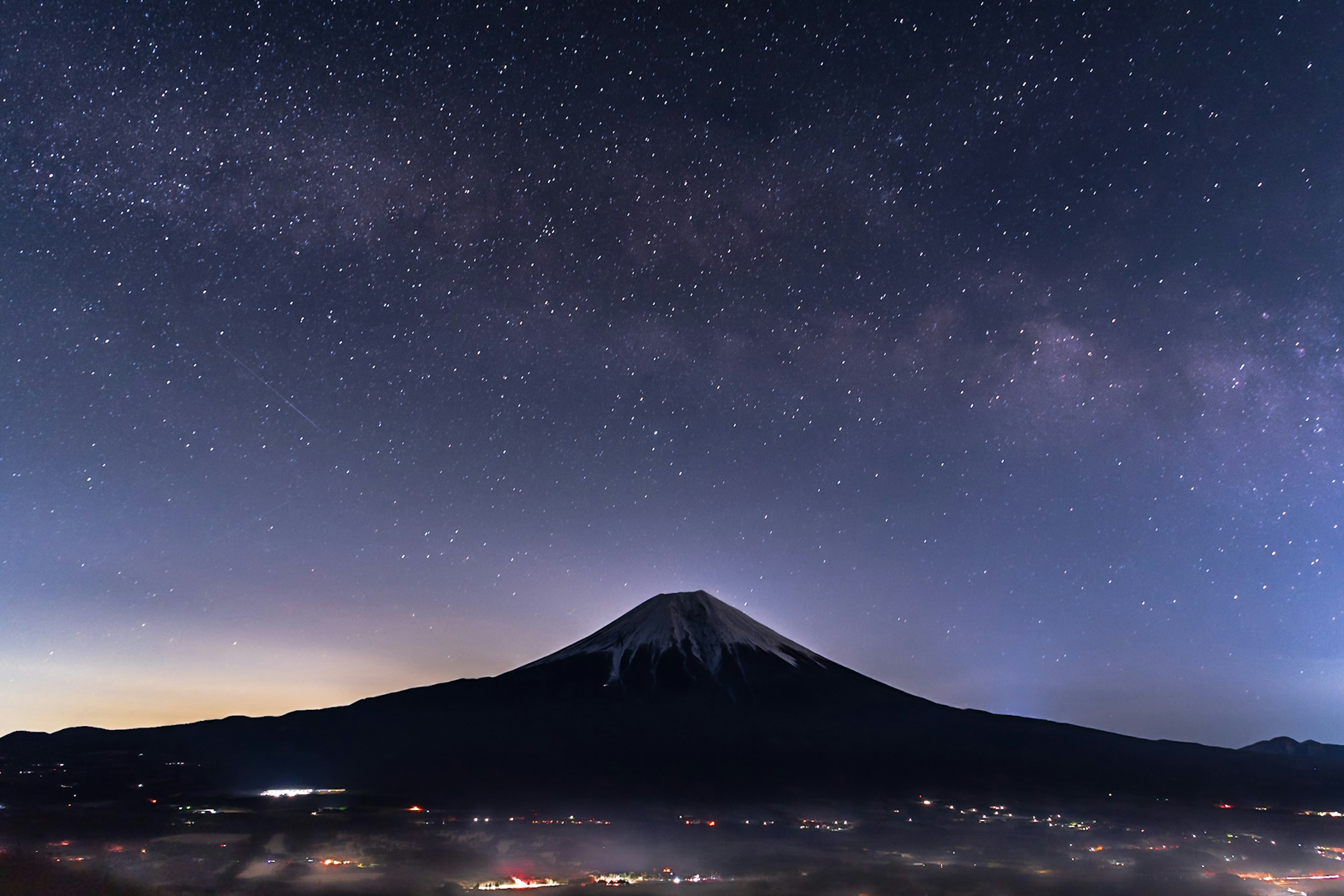 Vista escénica del monte Fuji bajo un cielo estrellado