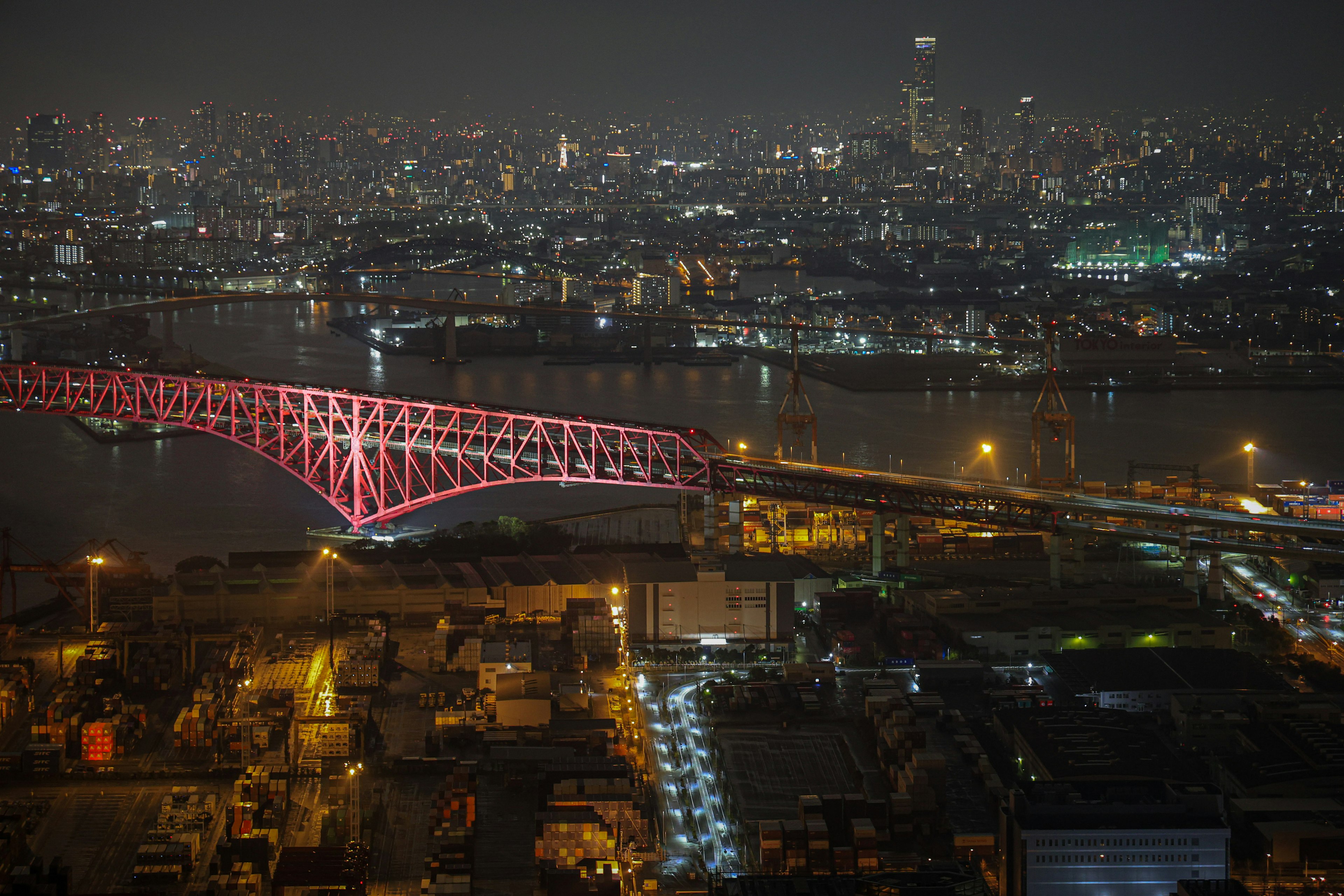 Vue nocturne d'un pont à Tokyo avec la ligne d'horizon de la ville