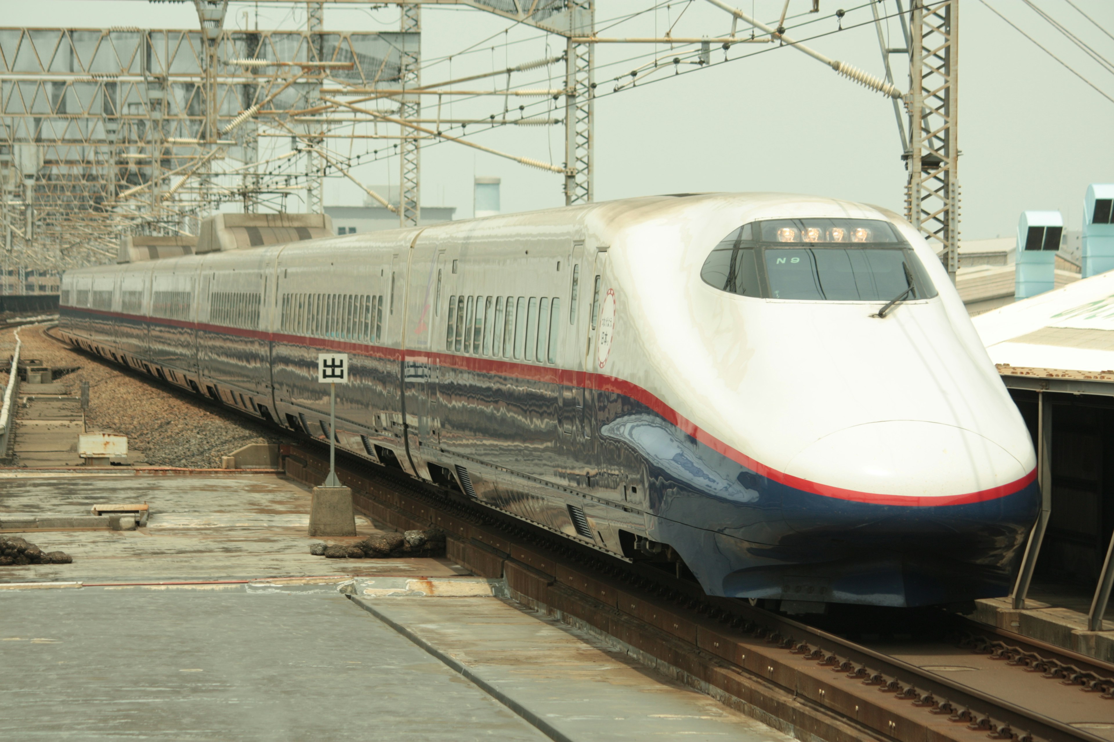 Kereta Shinkansen berhenti di stasiun