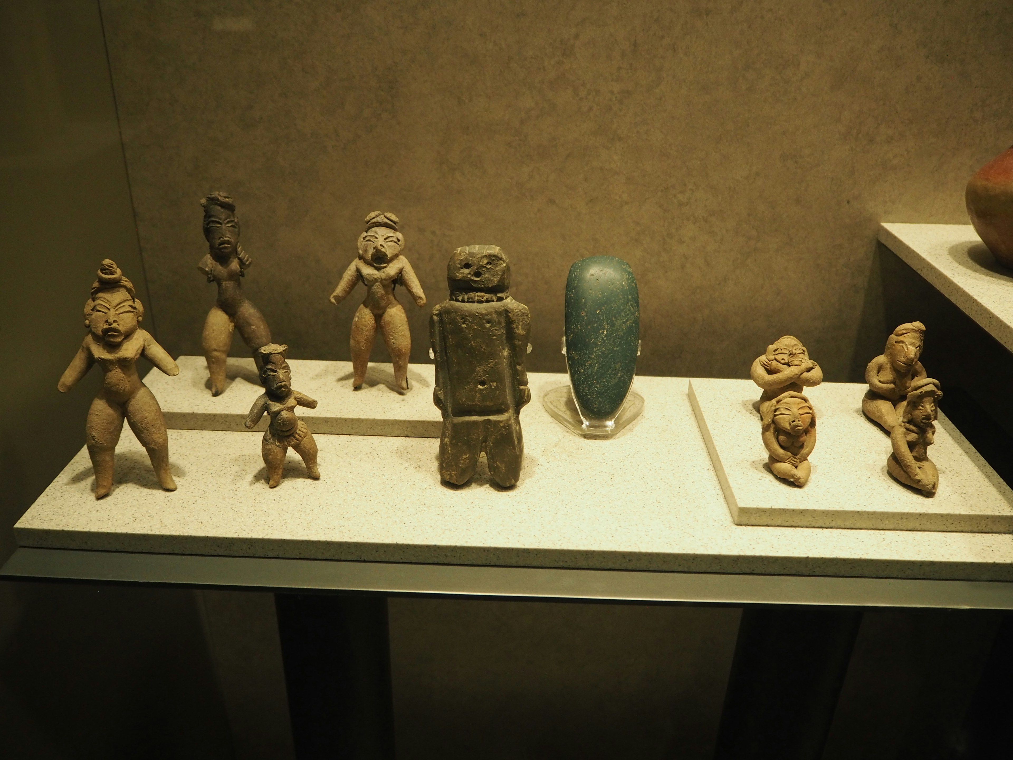 古代陶瓷雕像展示在展示柜中的图像