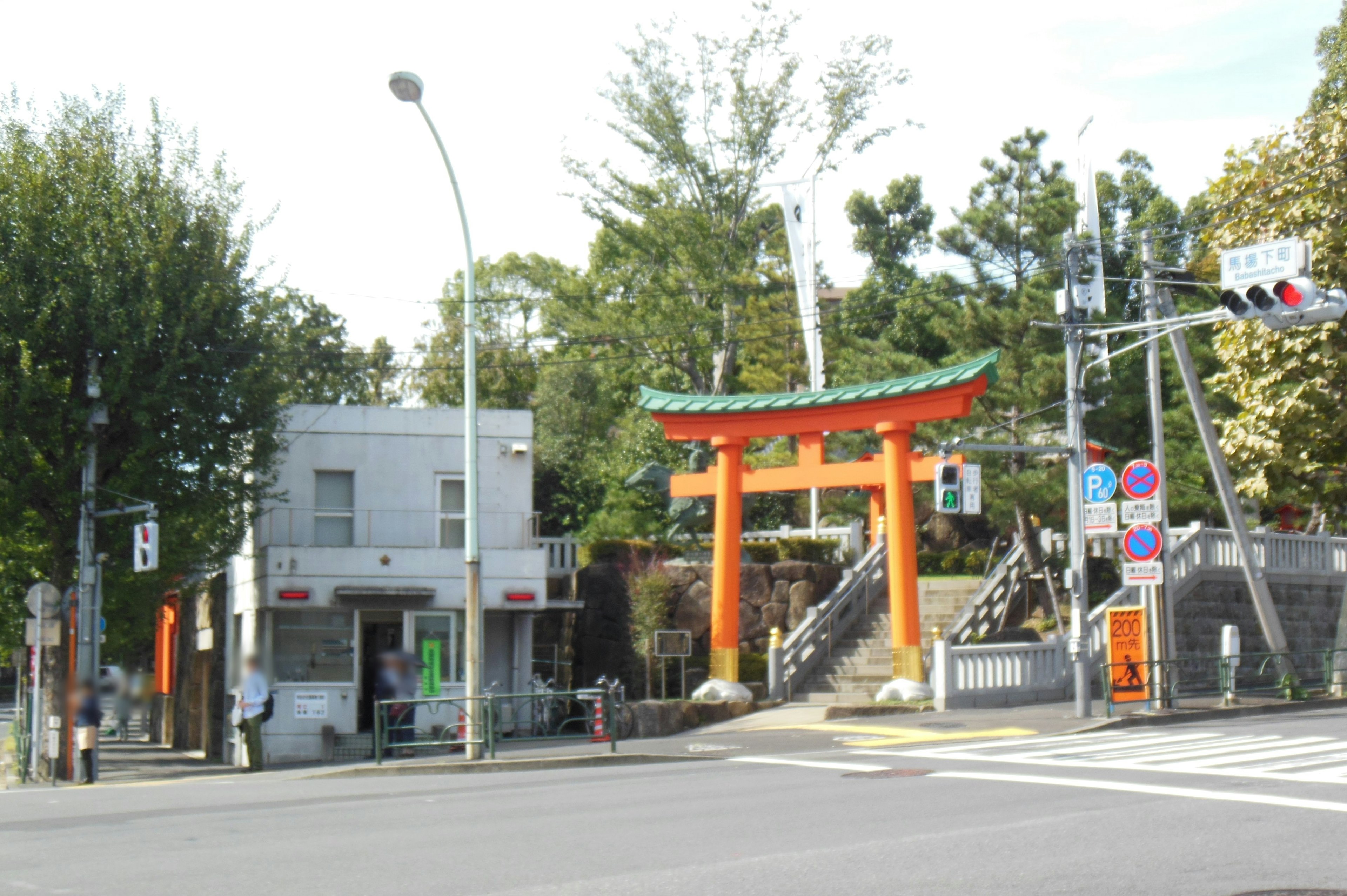 風景如畫的場景，特色是橙色鳥居和綠色屋頂的神社入口