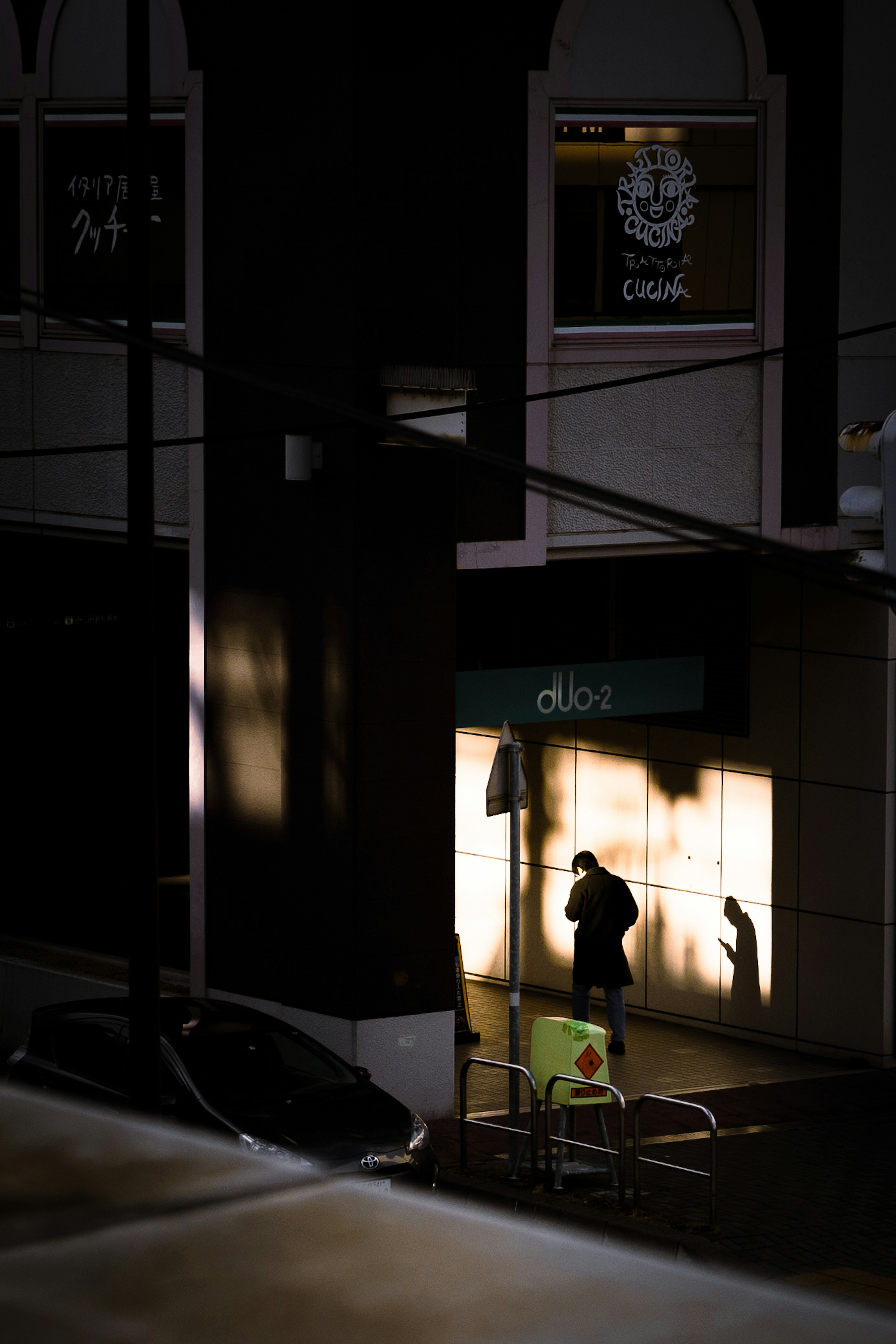 Una escena de ciudad con un hermoso contraste de sombras y luz