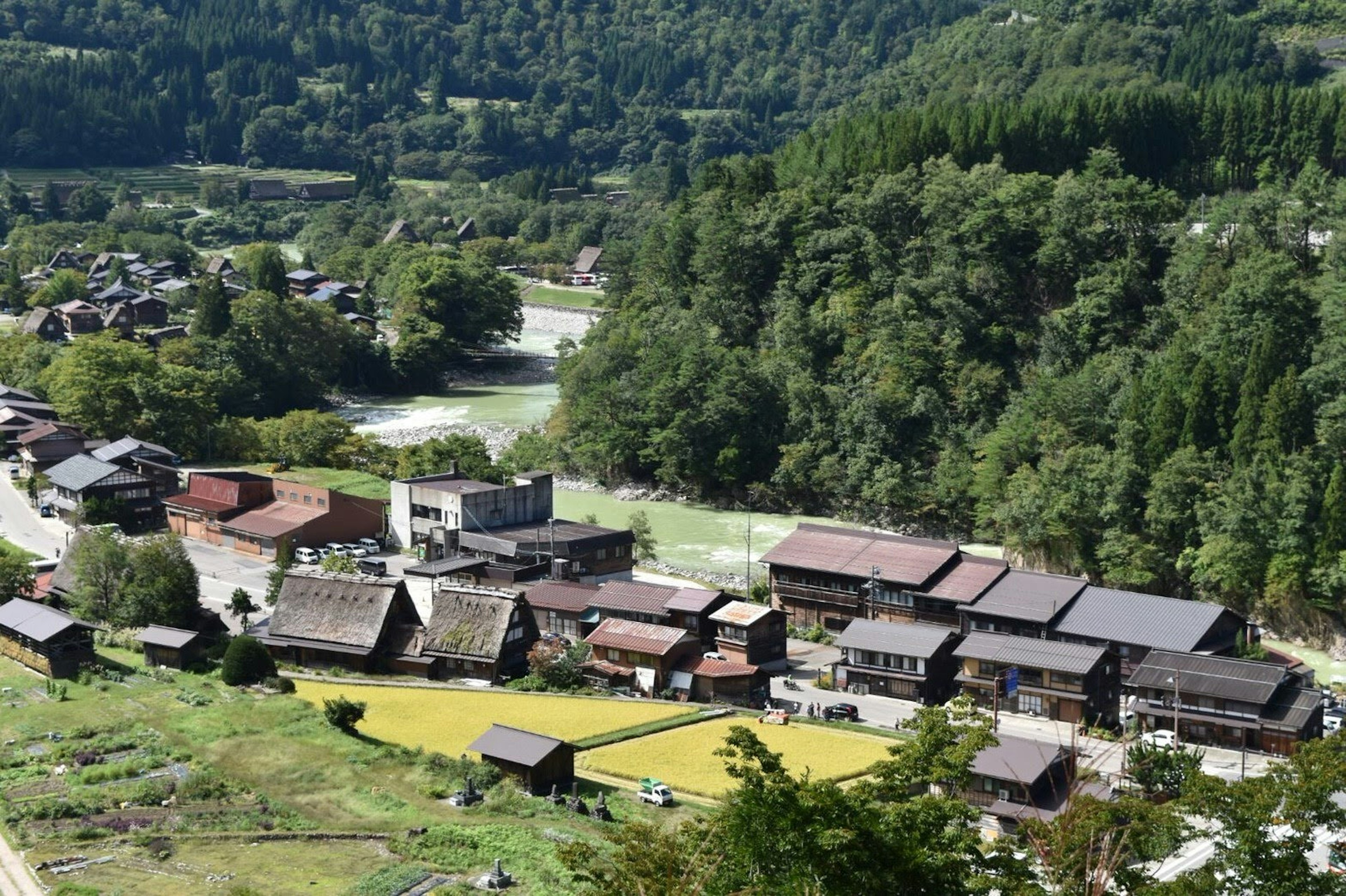 Vista panoramica di un villaggio giapponese tradizionale immerso nelle montagne