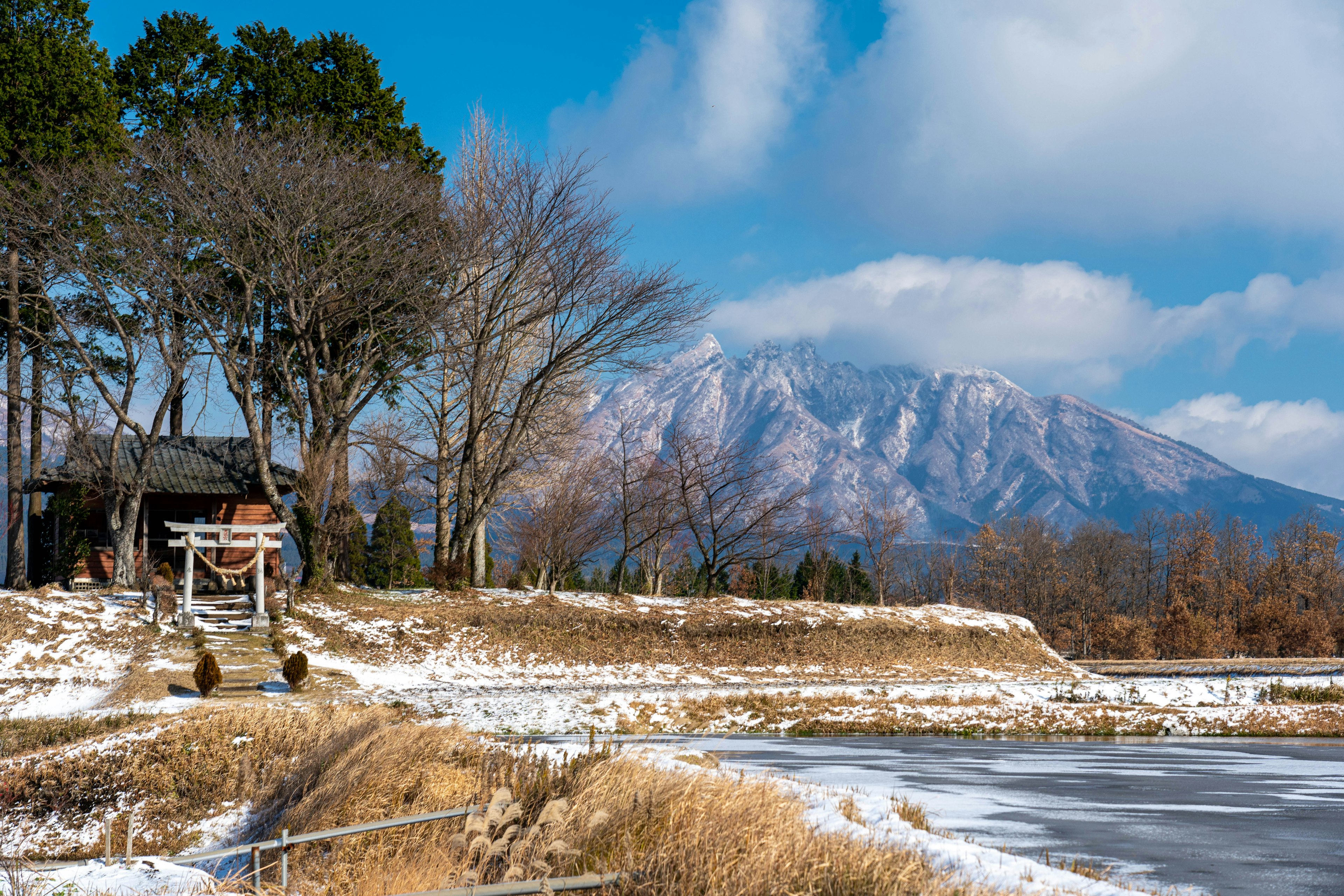 鄉村景觀，雪覆蓋的山脈和藍天