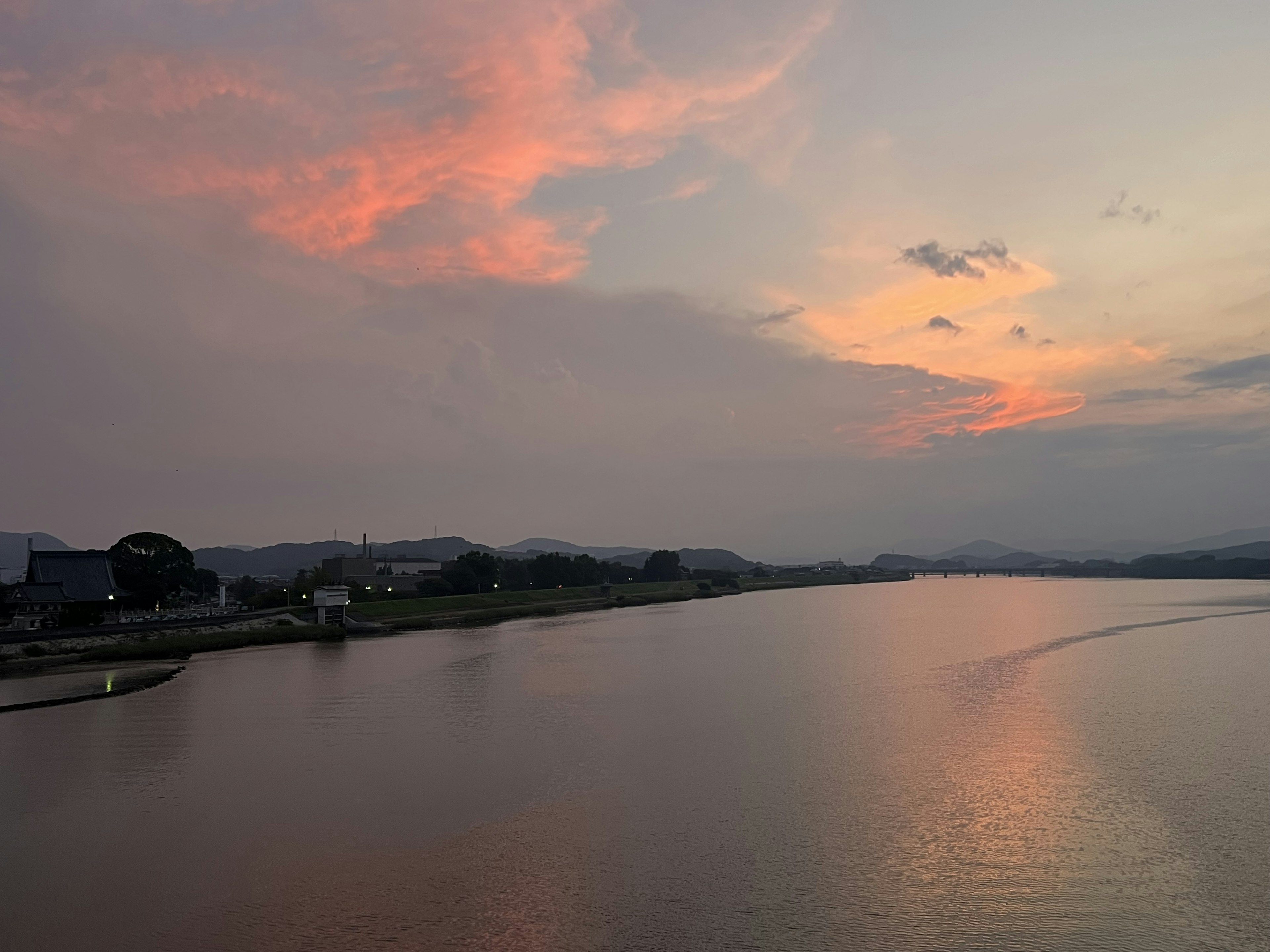 Paesaggio sereno di fiume con cielo al tramonto