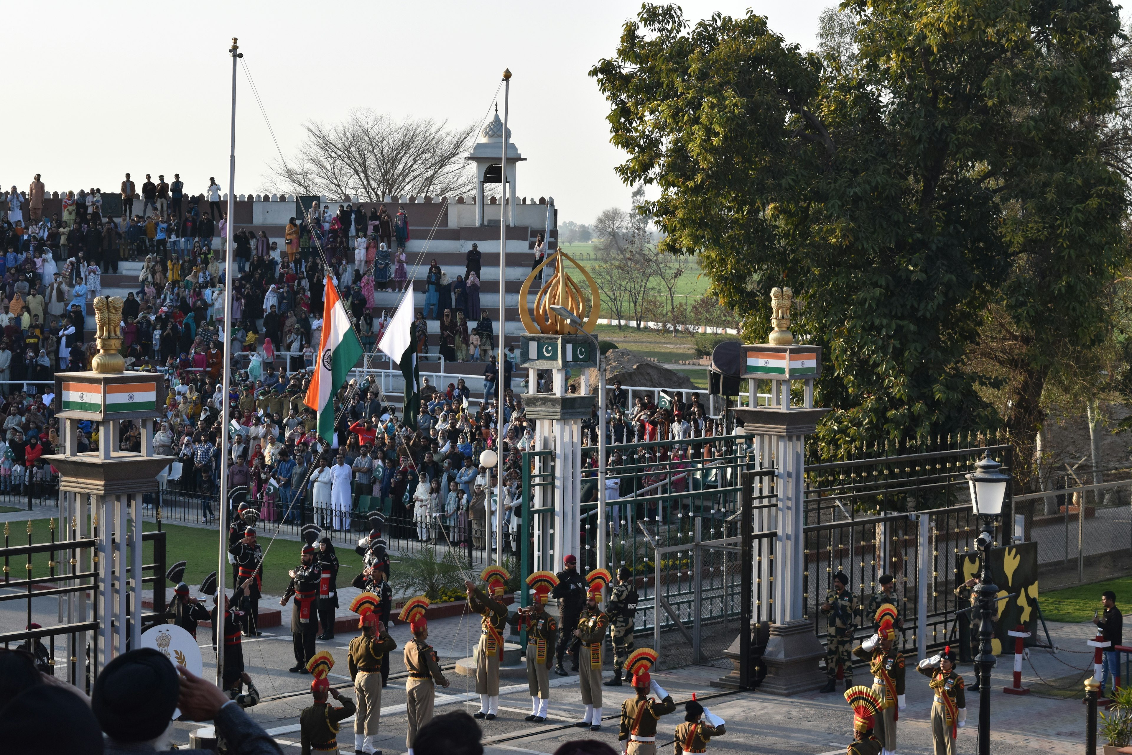 Menschenmenge und Soldaten bei der Schließzeremonie an der Indien-Pakistan-Grenze