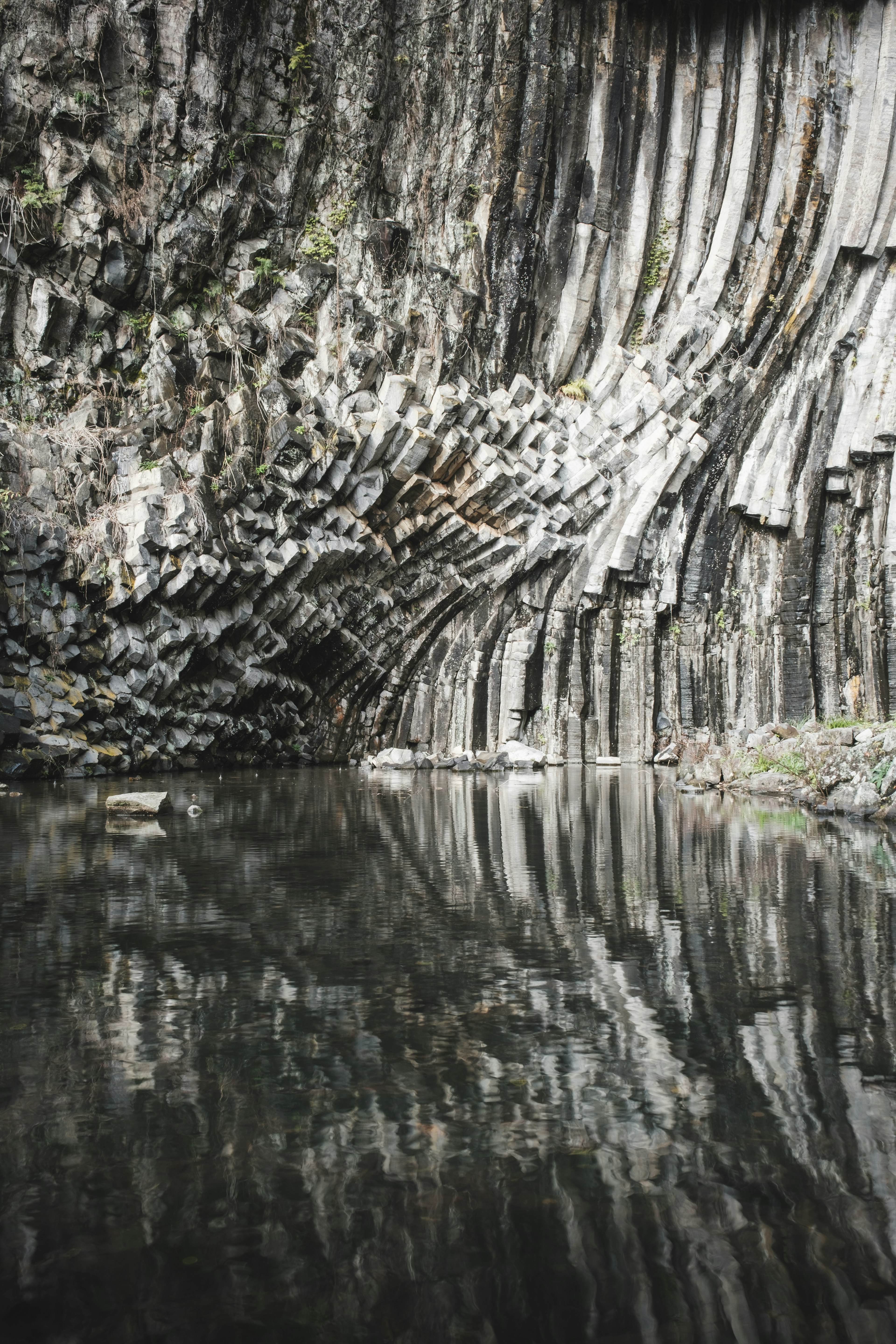 水面に映る岩の層と自然の模様の美しい景色