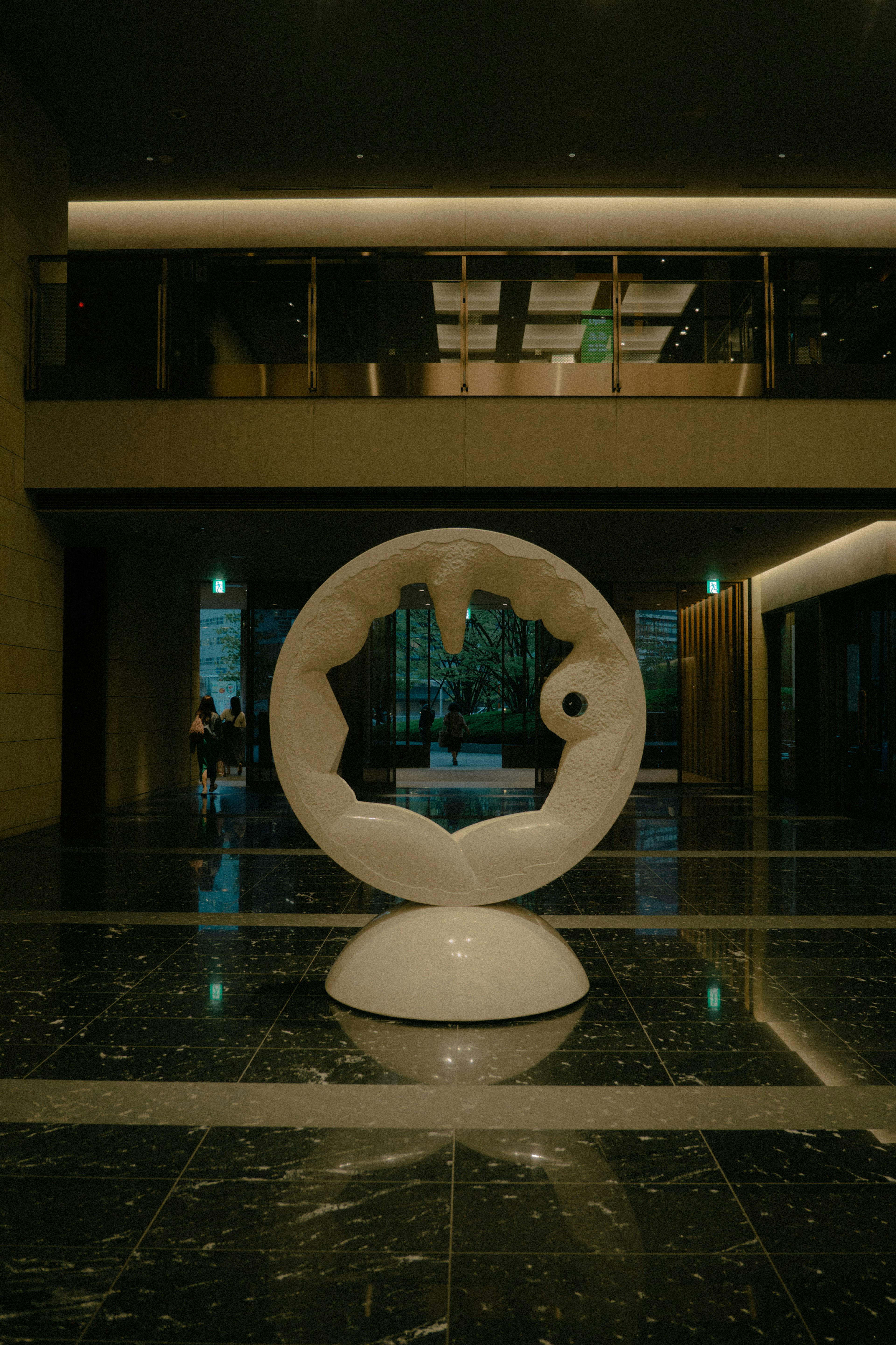 Lobby moderno con una scultura bianca al centro