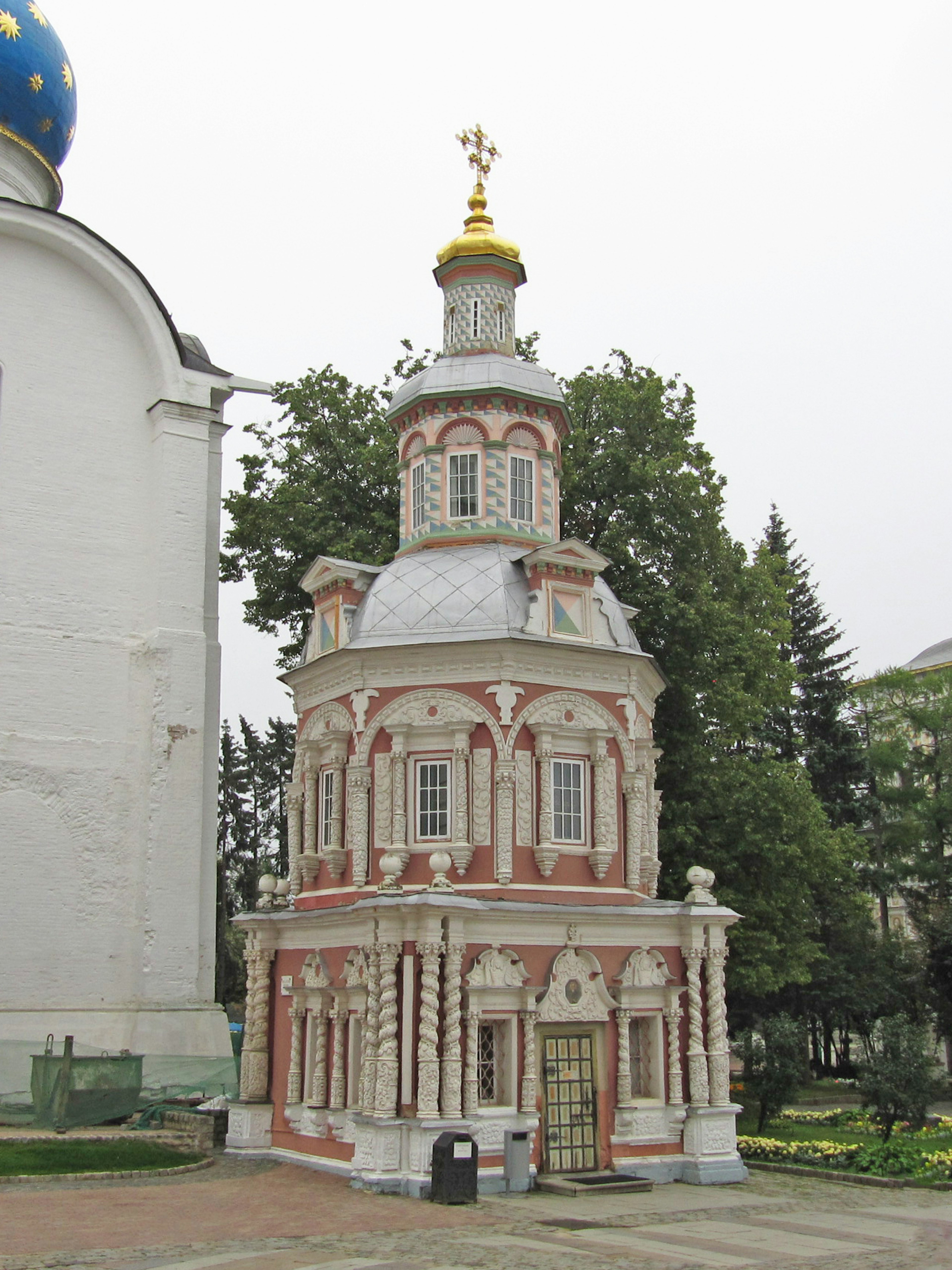 Kleines Kirchengebäude mit roten und weißen Dekorationen