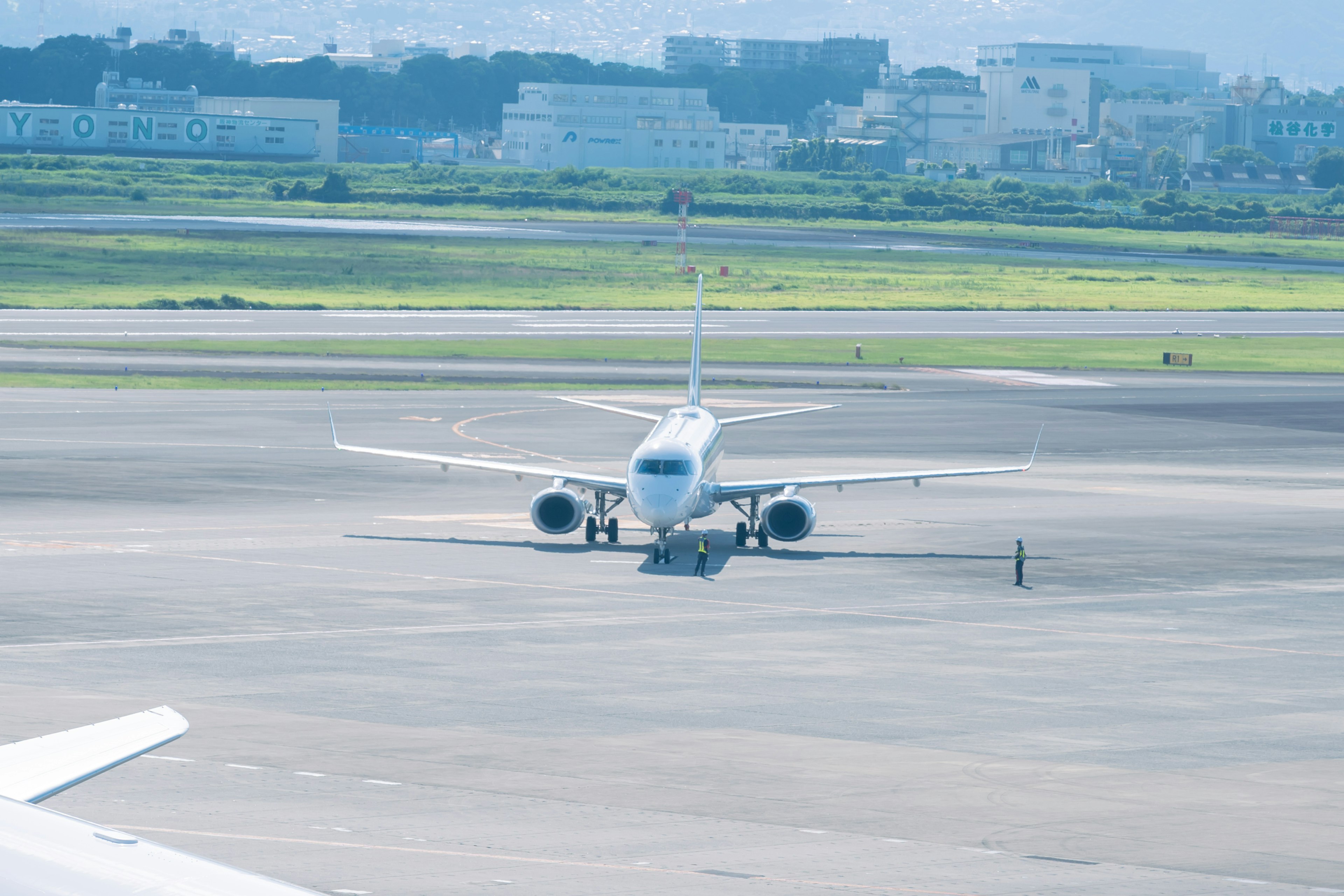 Pesawat di landasan bandara dilihat dari belakang