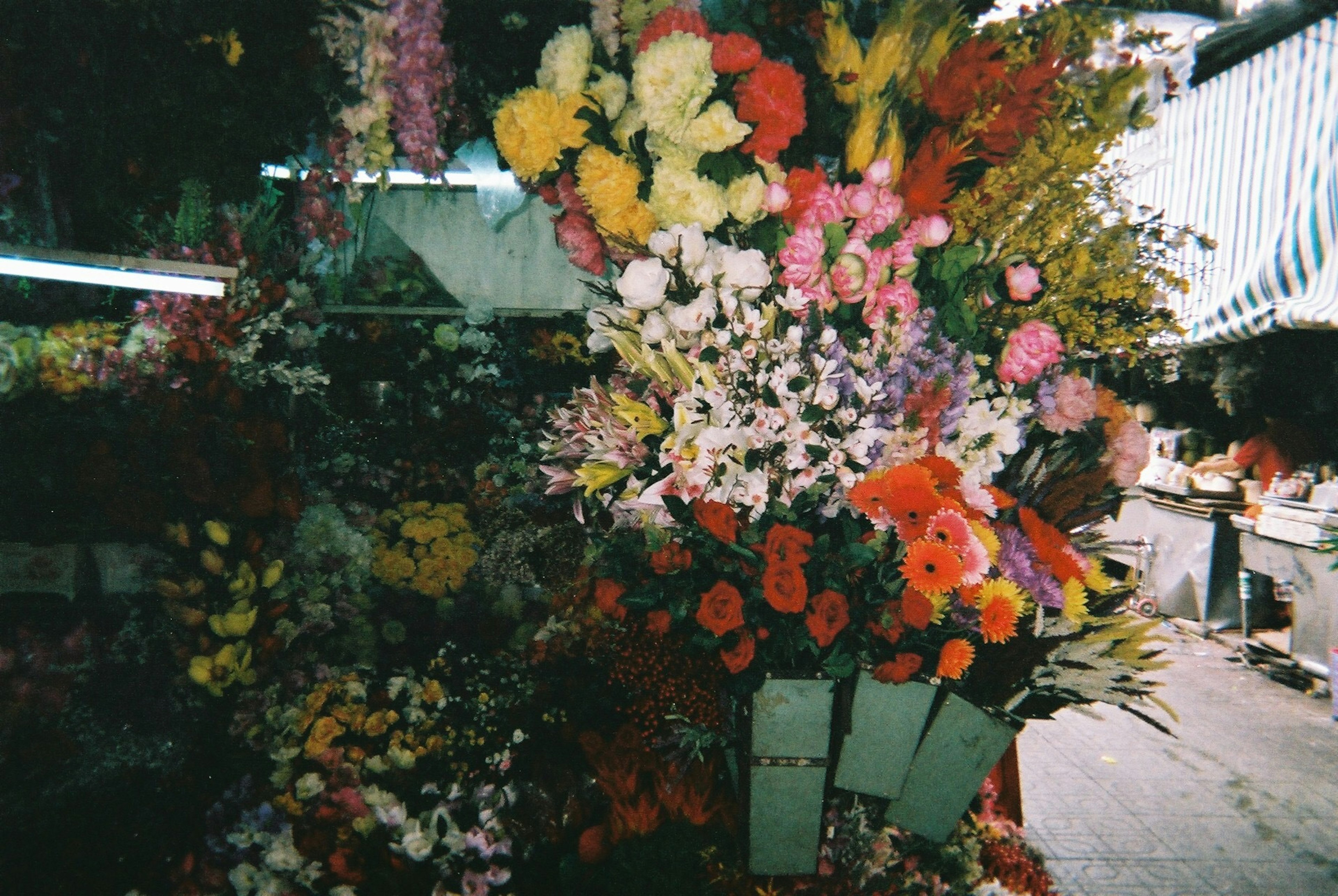 Large gamme de fleurs exposées sur un marché