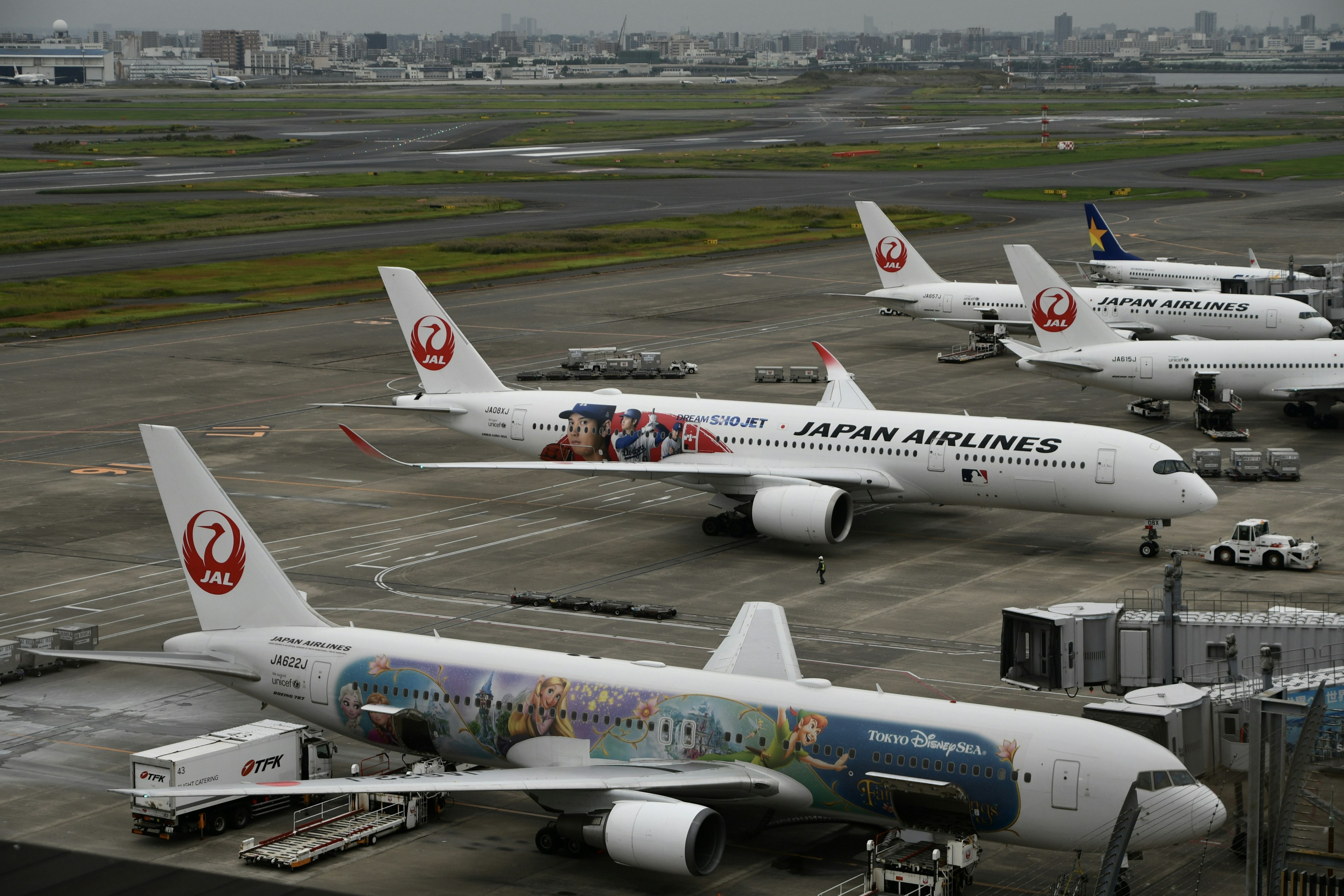 羽田空港の日本航空の飛行機が並ぶ風景