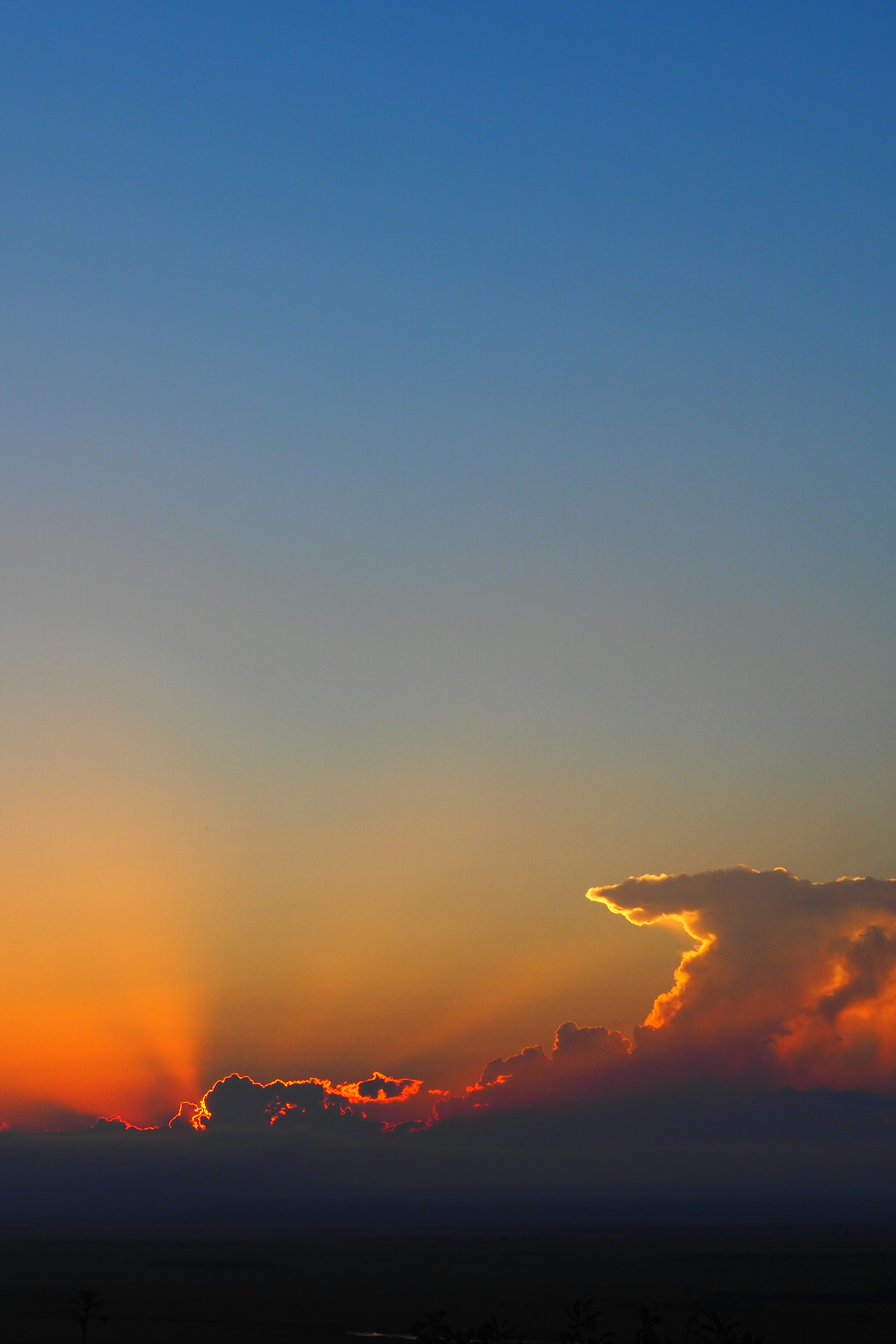 Vue impressionnante du ciel et des nuages au coucher du soleil