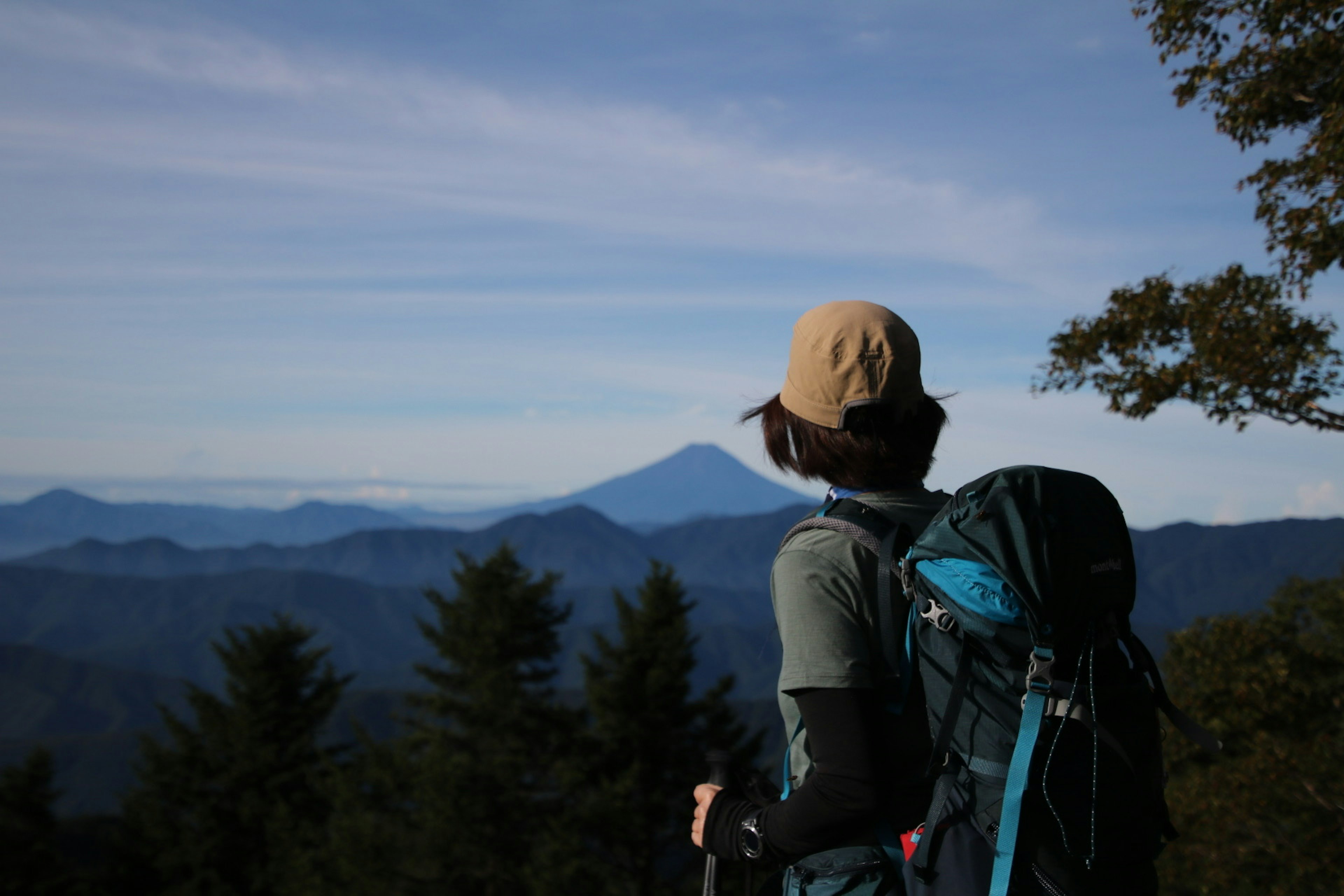 Wanderer schaut auf die Berglandschaft von einem Aussichtspunkt