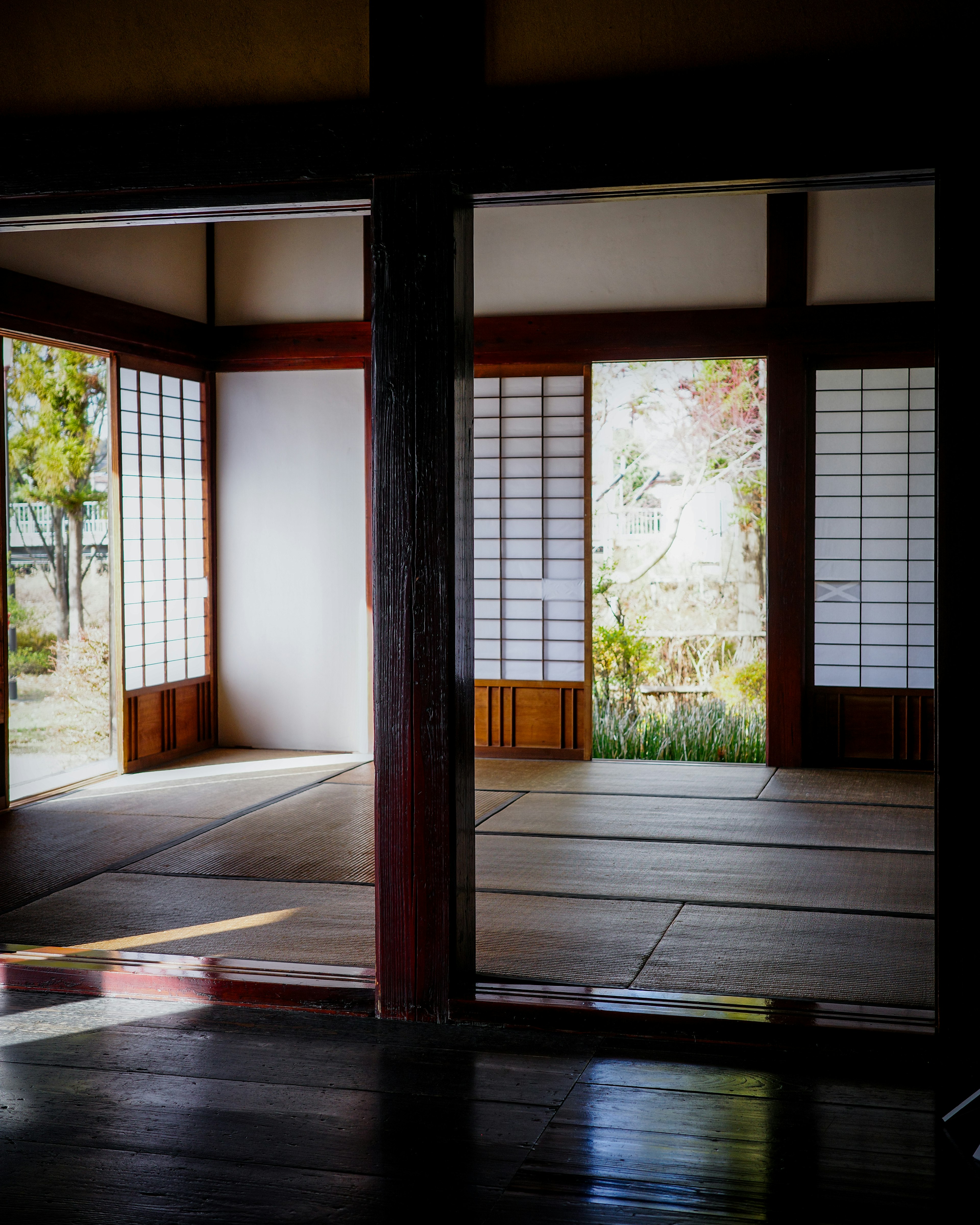 Intérieur d'une pièce japonaise traditionnelle avec des écrans shoji et de la lumière naturelle