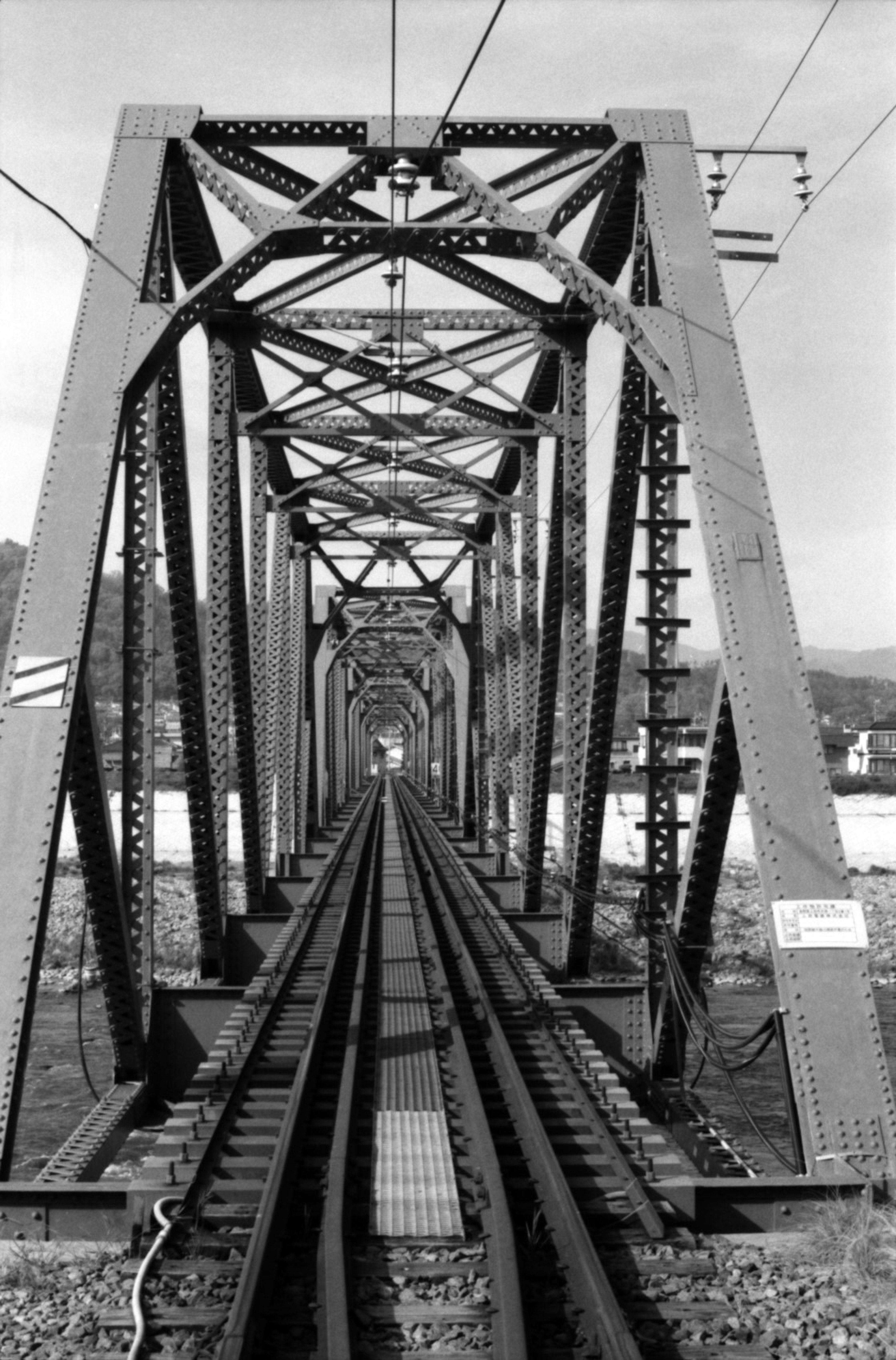 Vue d'un pont ferroviaire avec structure en acier et voies