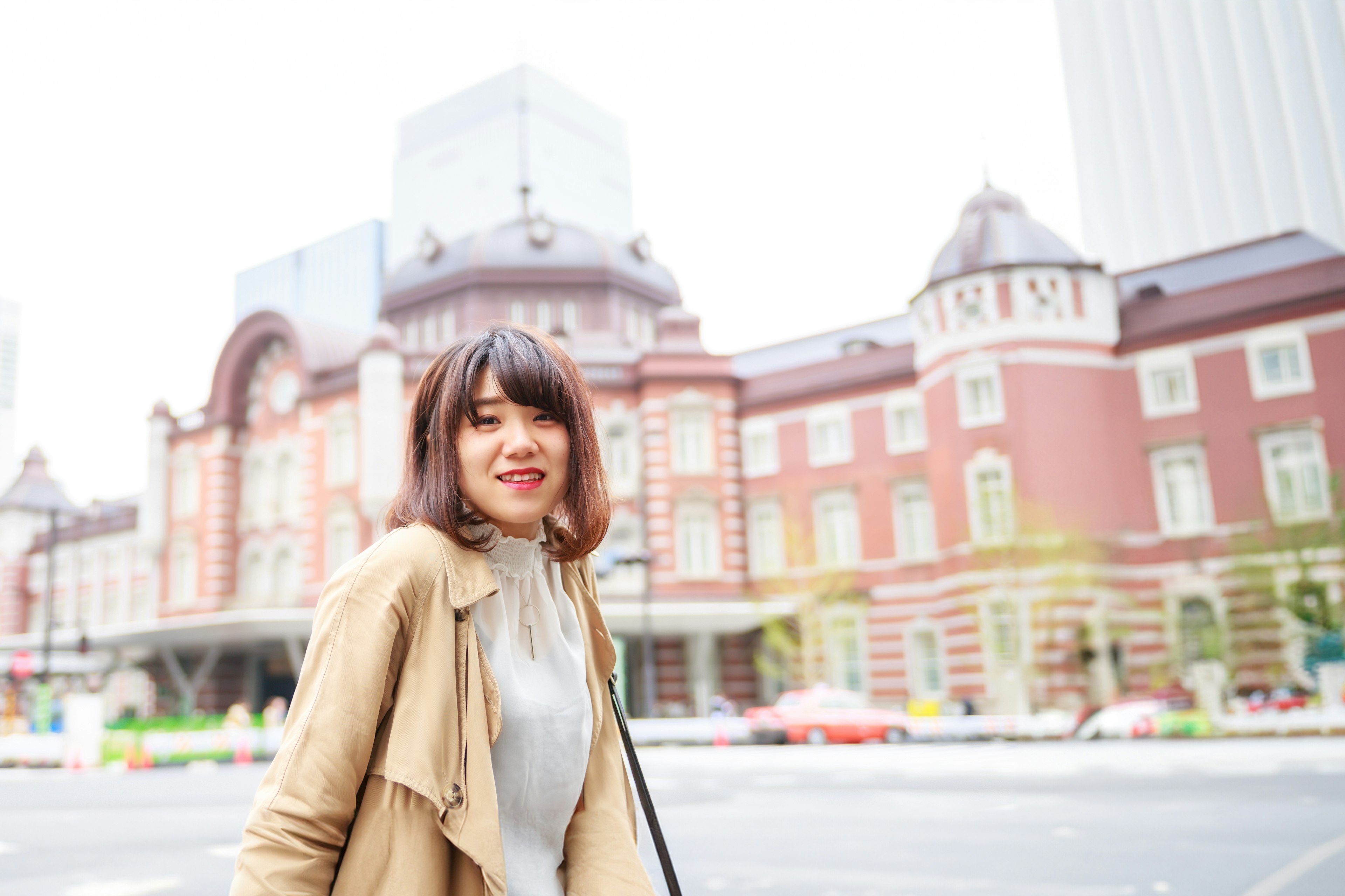 在東京車站前微笑的女性