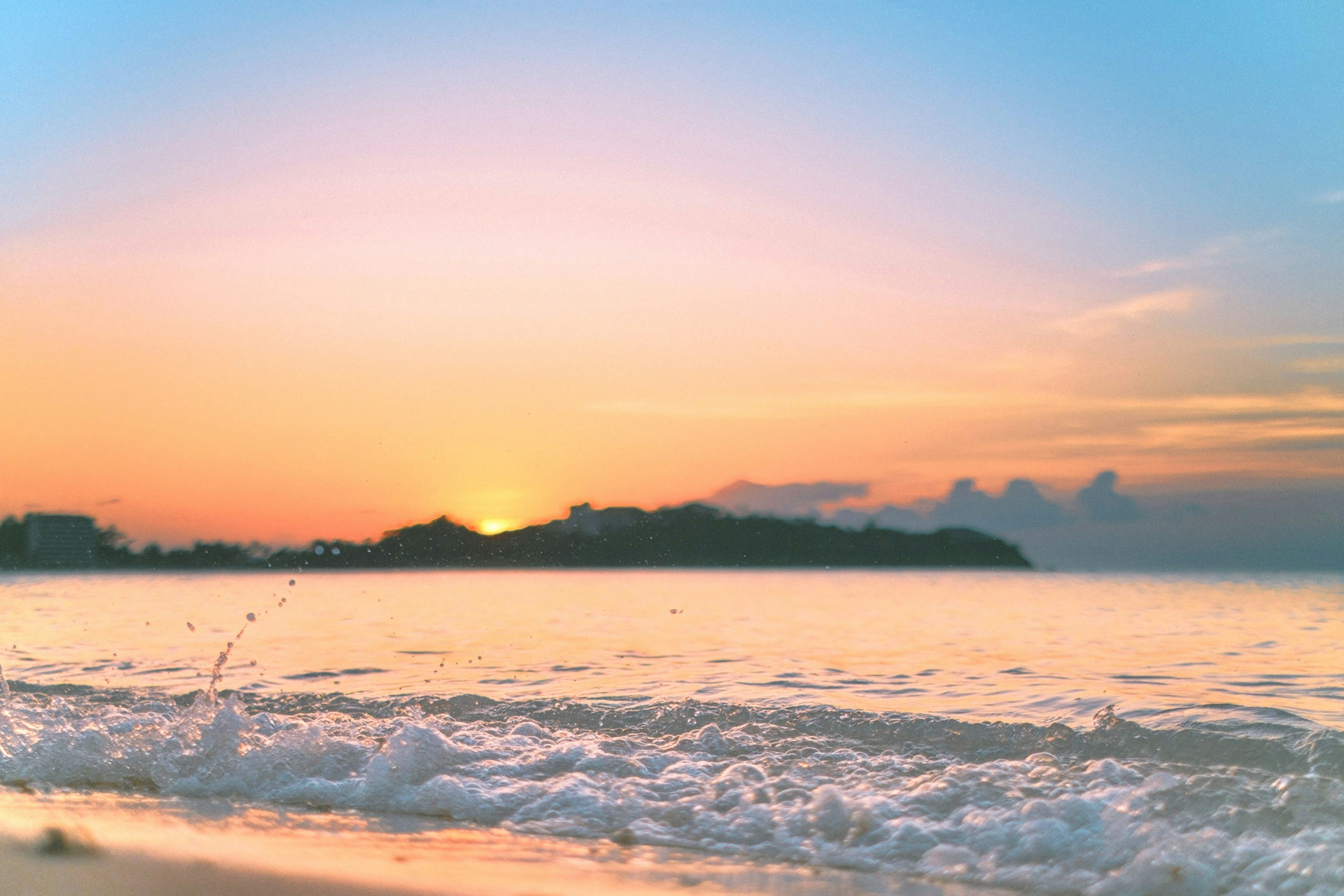 Magnifique coucher de soleil sur l'océan avec des vagues douces