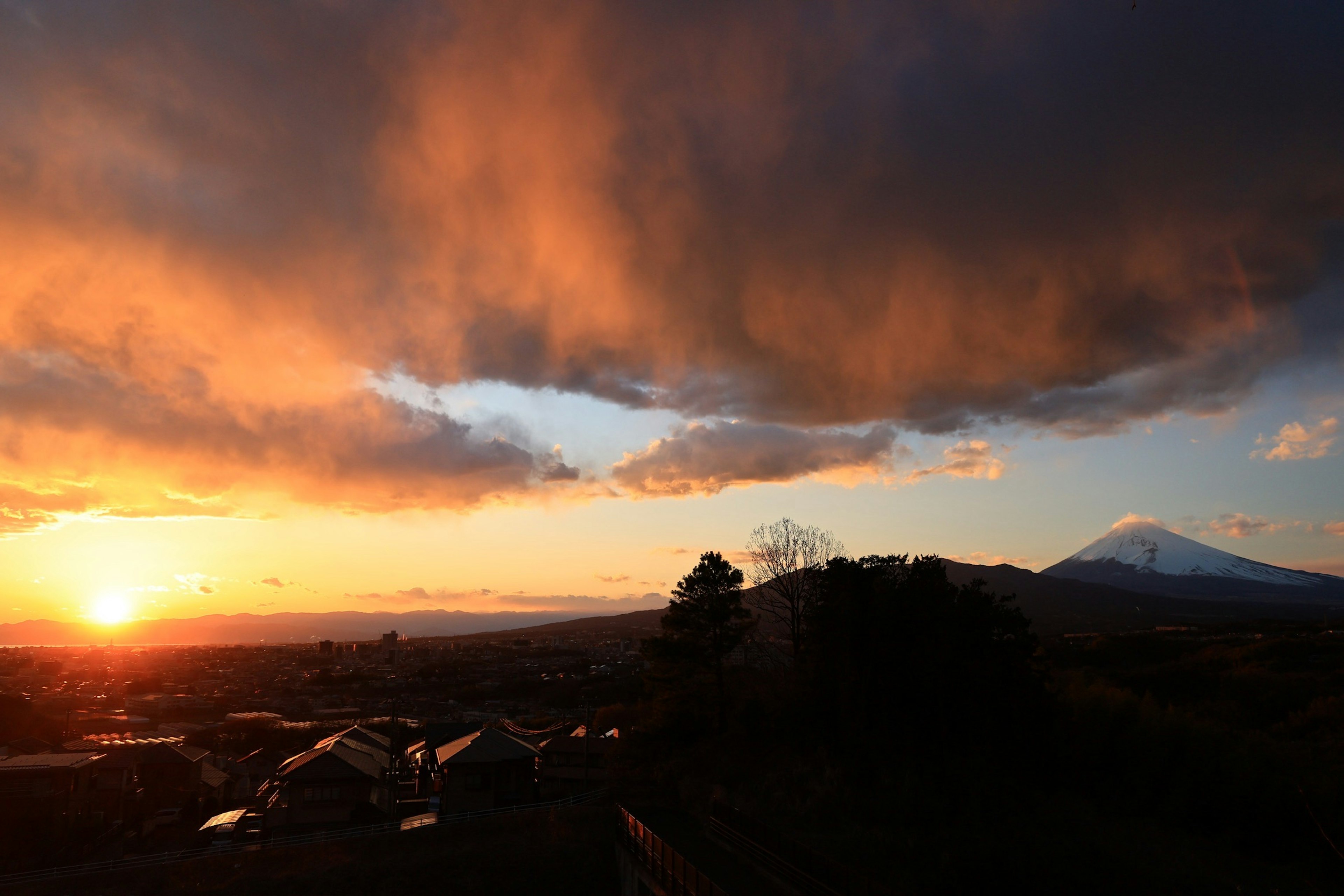 美麗的日落與雲朵 背景是富士山