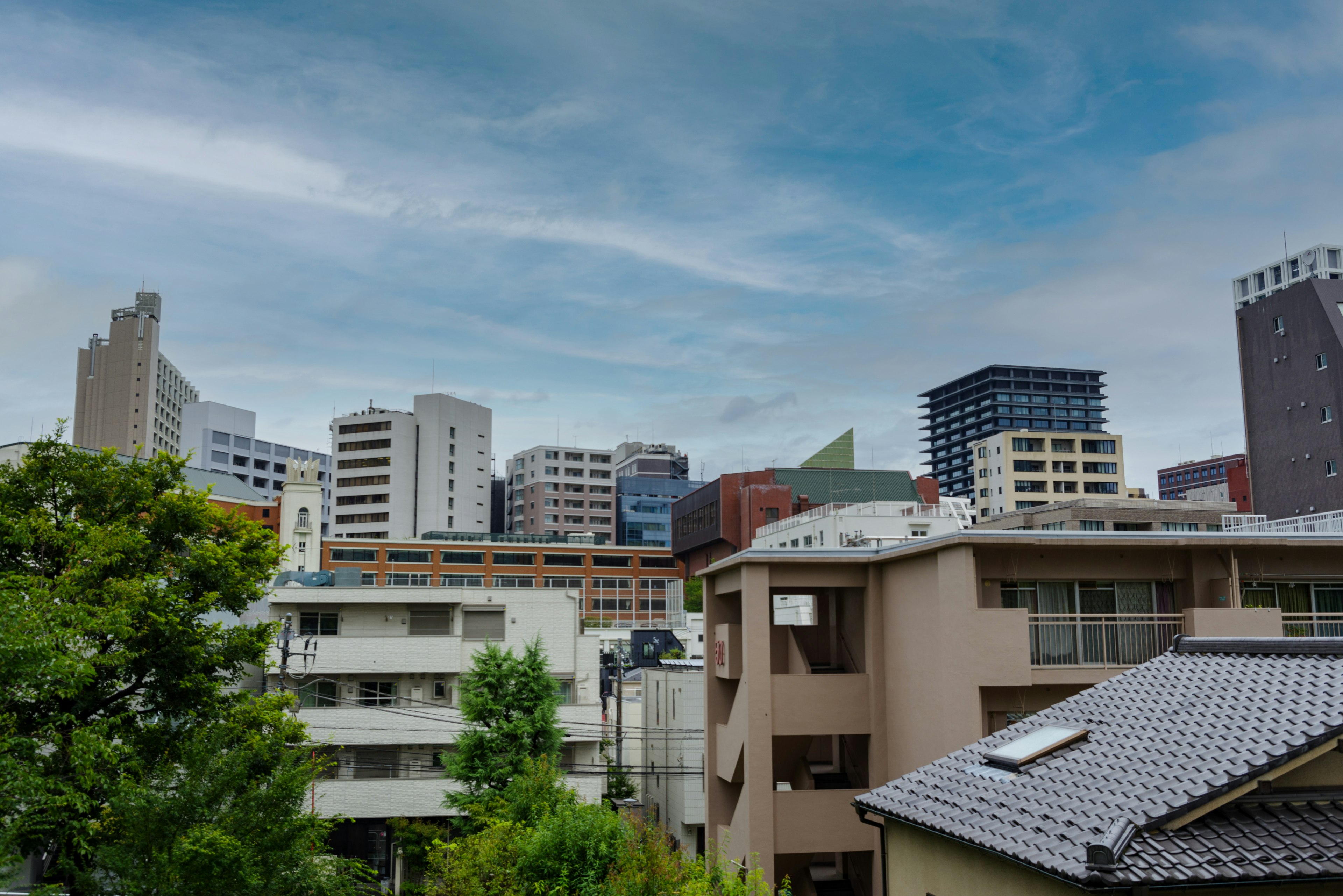 Paisaje urbano con rascacielos bajo un cielo azul