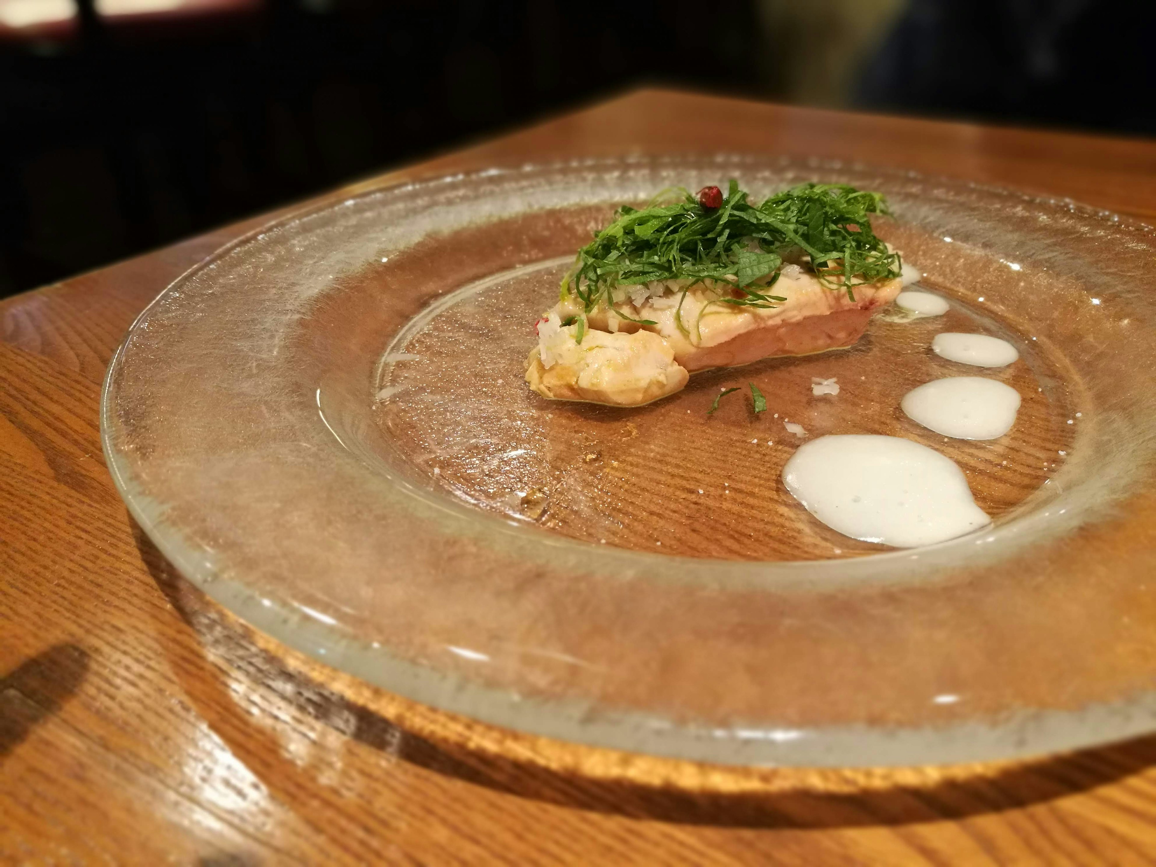 Gegartes Fischfilet mit Kräutern auf einem Teller garniert