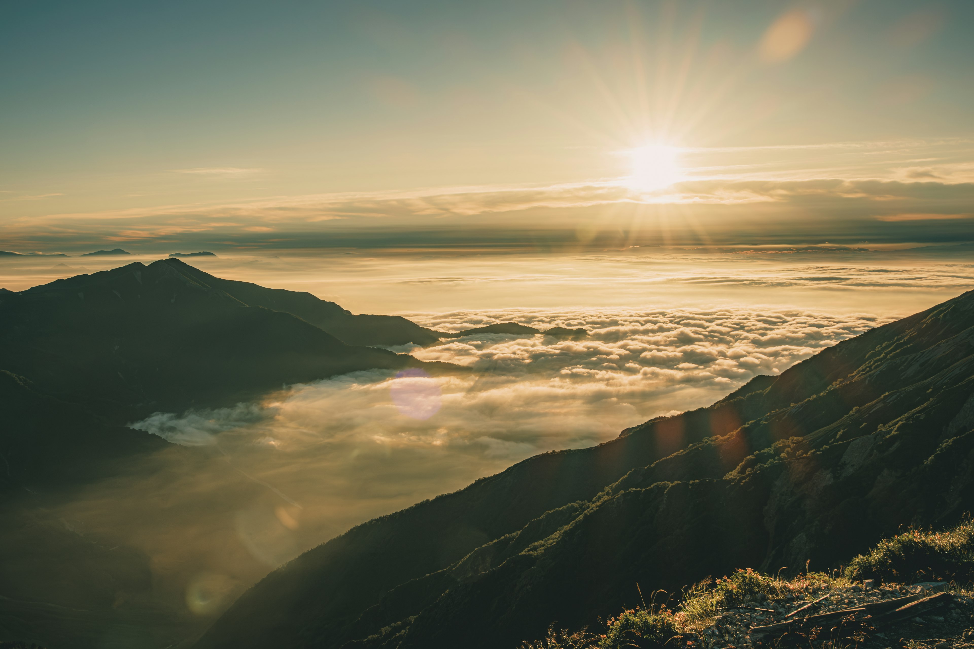 Bellissimo sorgere del sole su un mare di nuvole da una cima montuosa