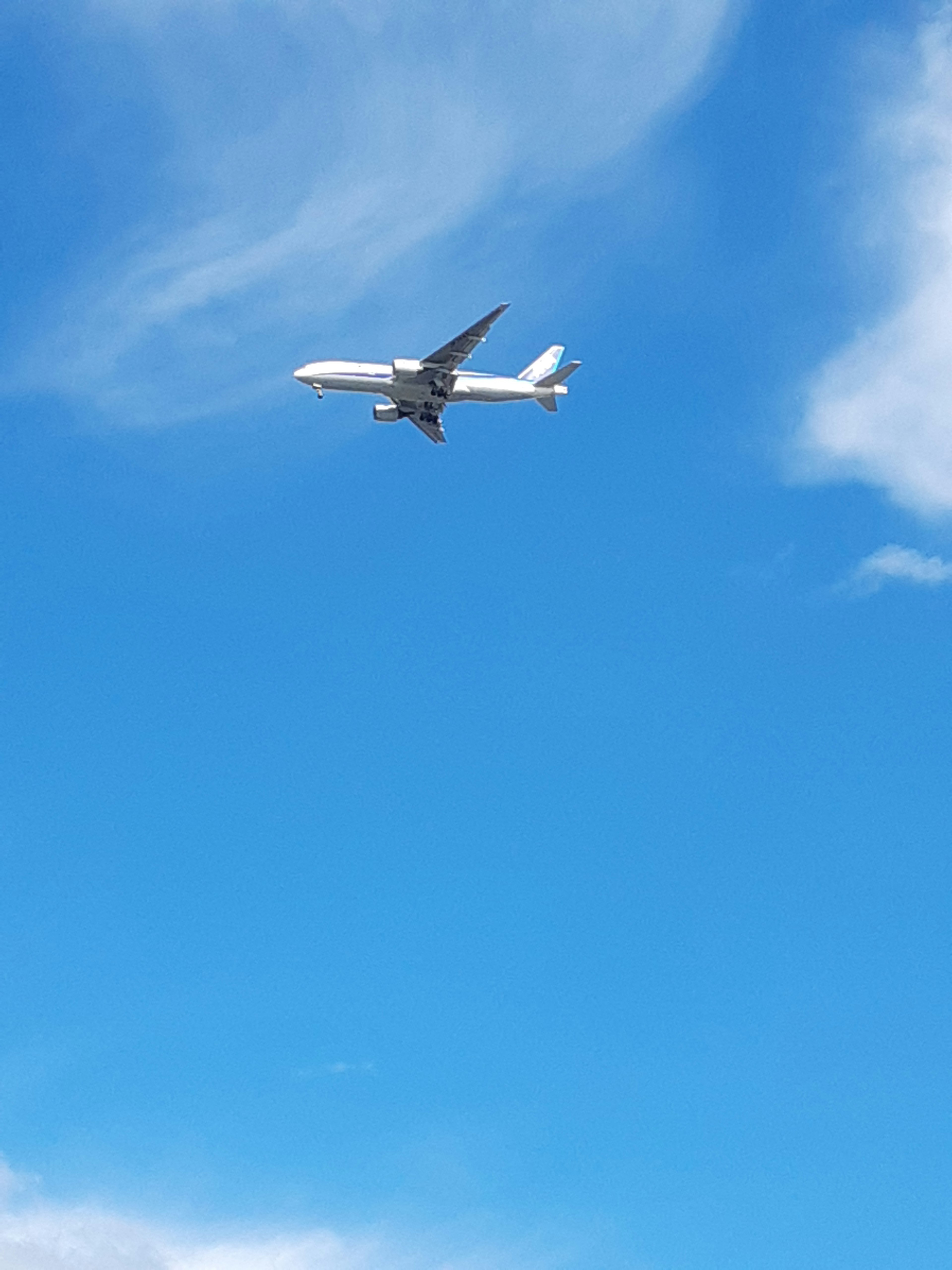 Ein Flugzeug fliegt am klaren blauen Himmel