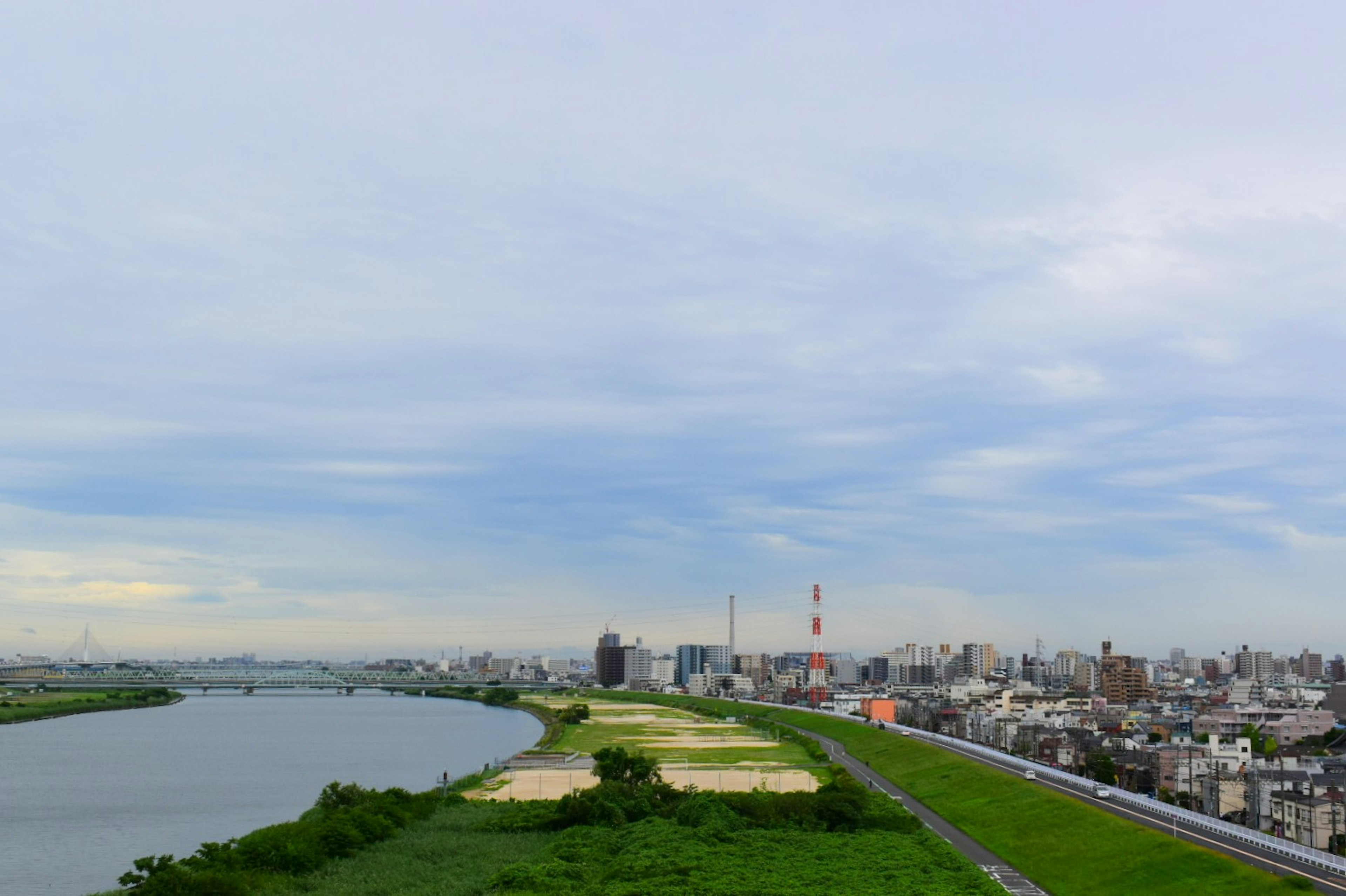 Panoramablick auf einen Fluss und die Stadtsilhouette