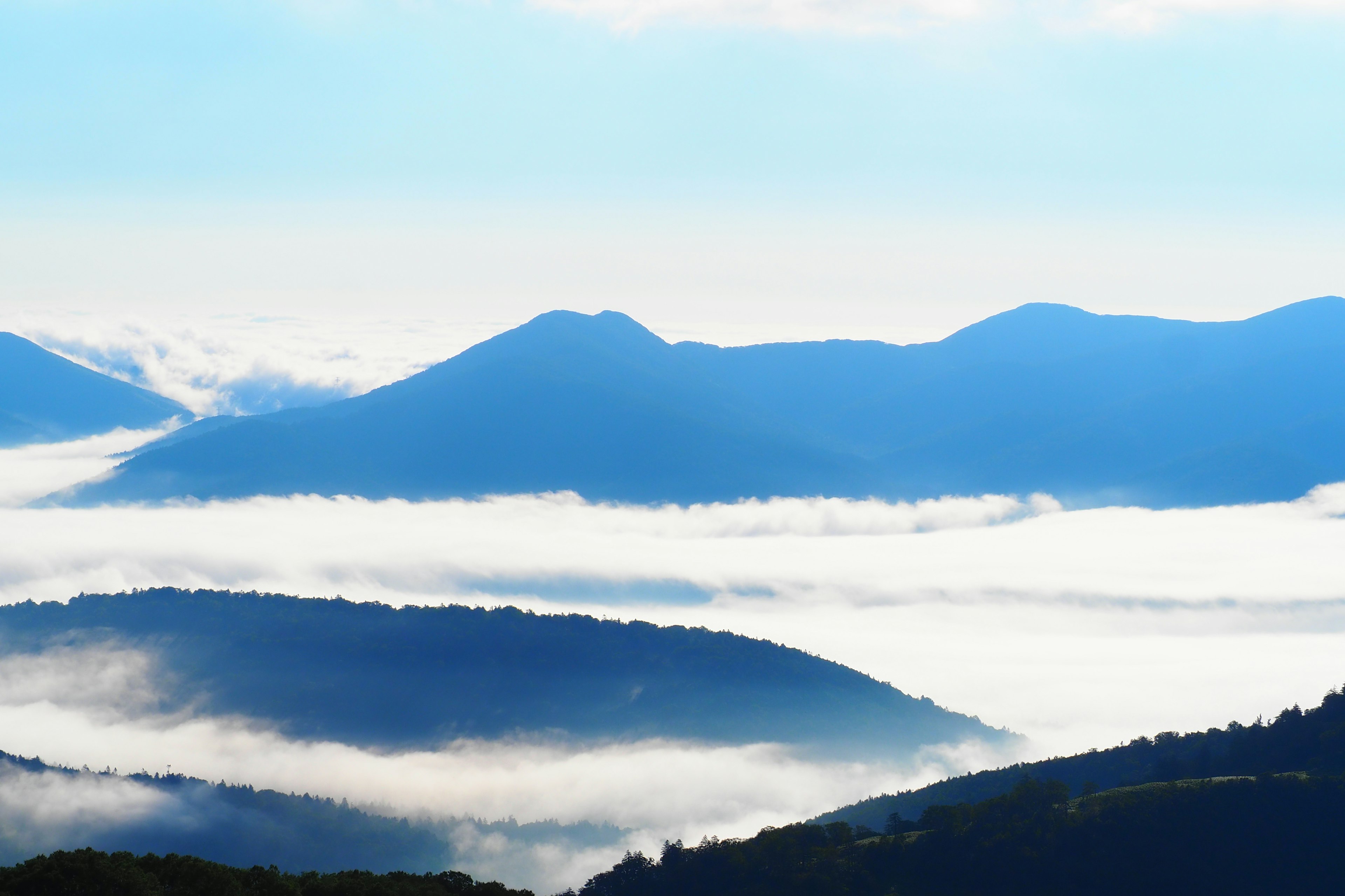 Montagnes bleues avec une mer de nuages