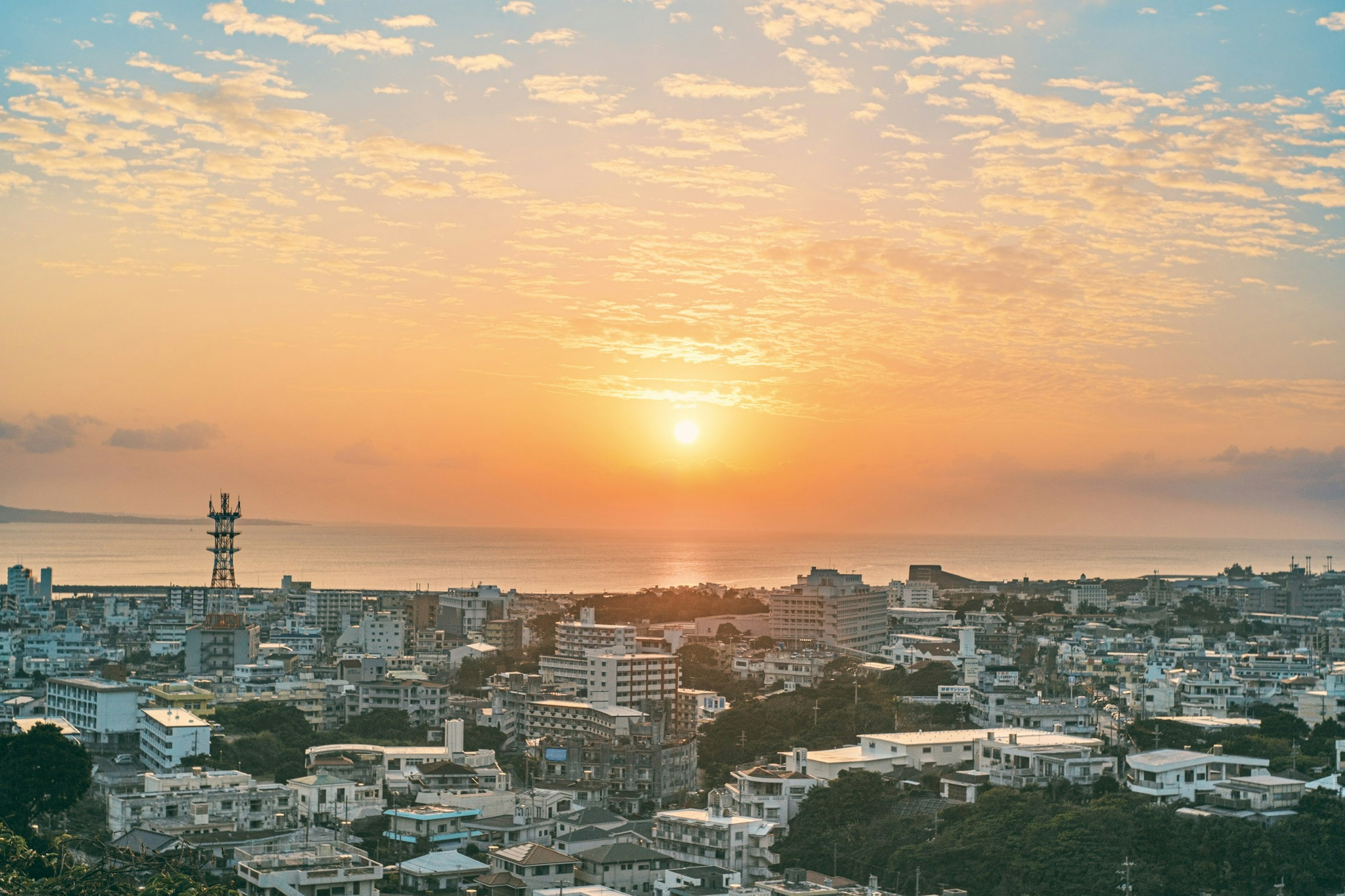 Vue panoramique d'une ville au coucher du soleil sur l'océan