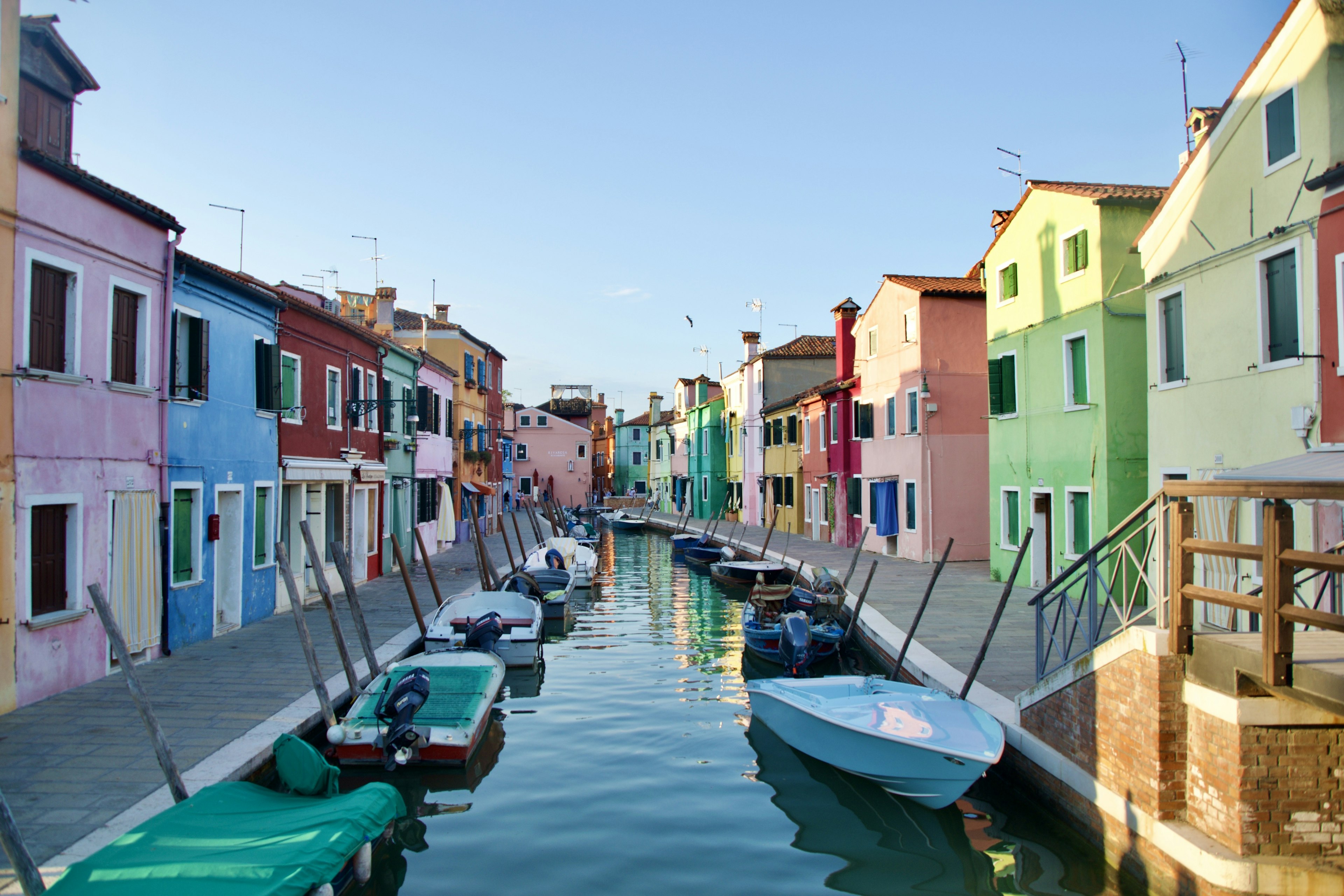 Maisons colorées bordant le canal de l'île de Burano