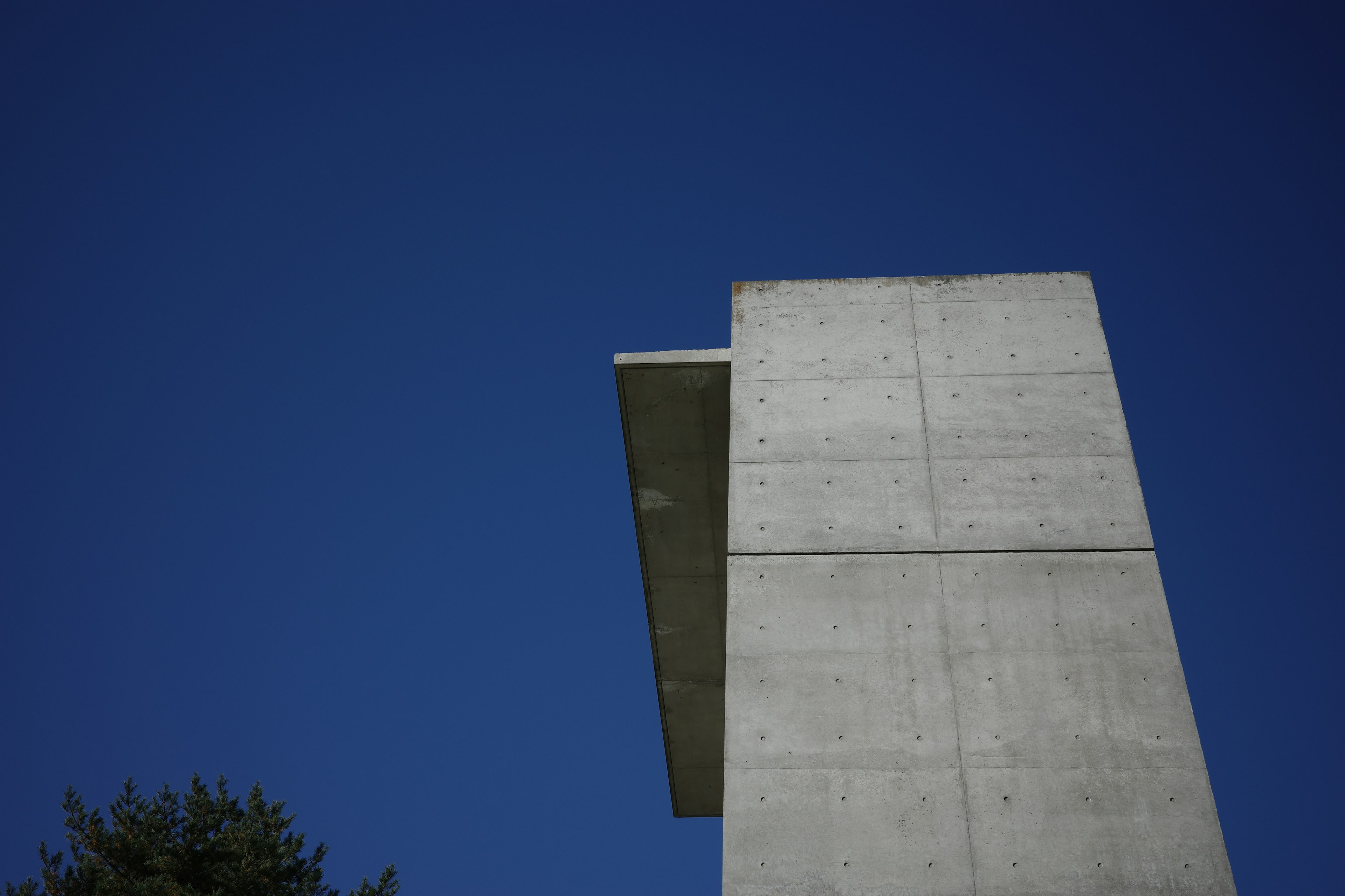 Menara beton di bawah langit biru yang cerah