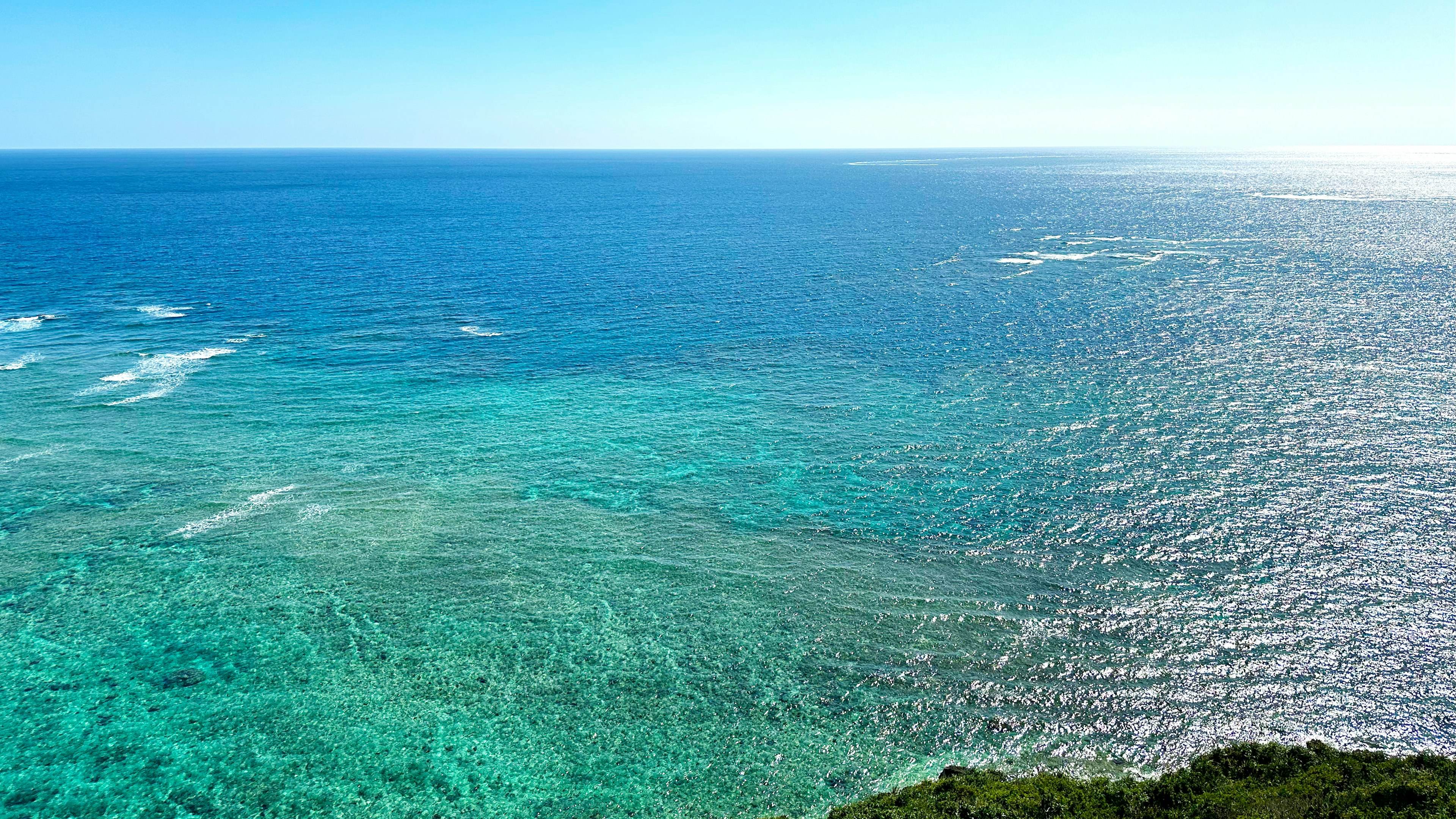 廣闊的藍色海洋，清澈的綠松石水面和柔和的波浪