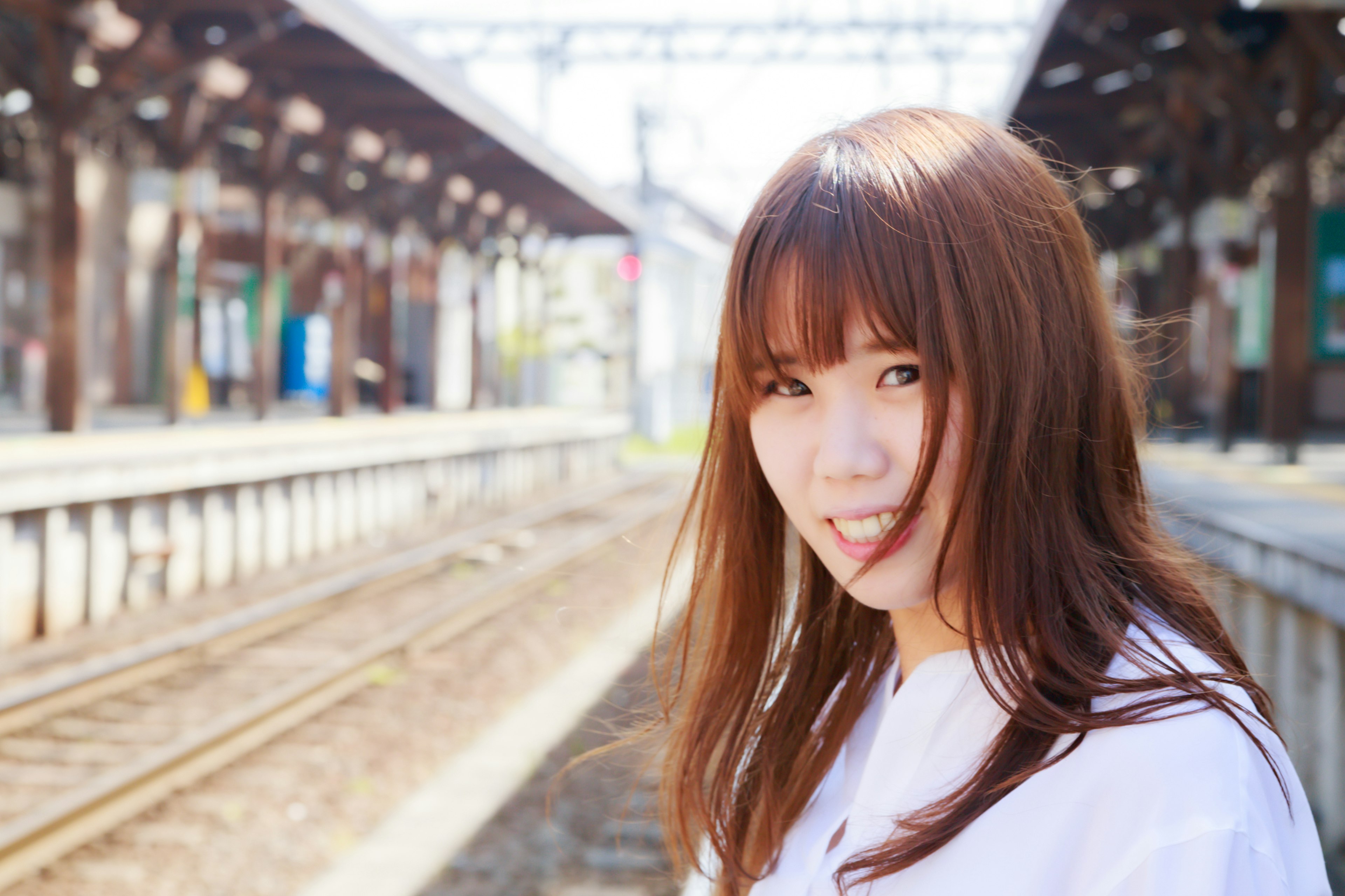 Portrait d'une femme souriante à la gare