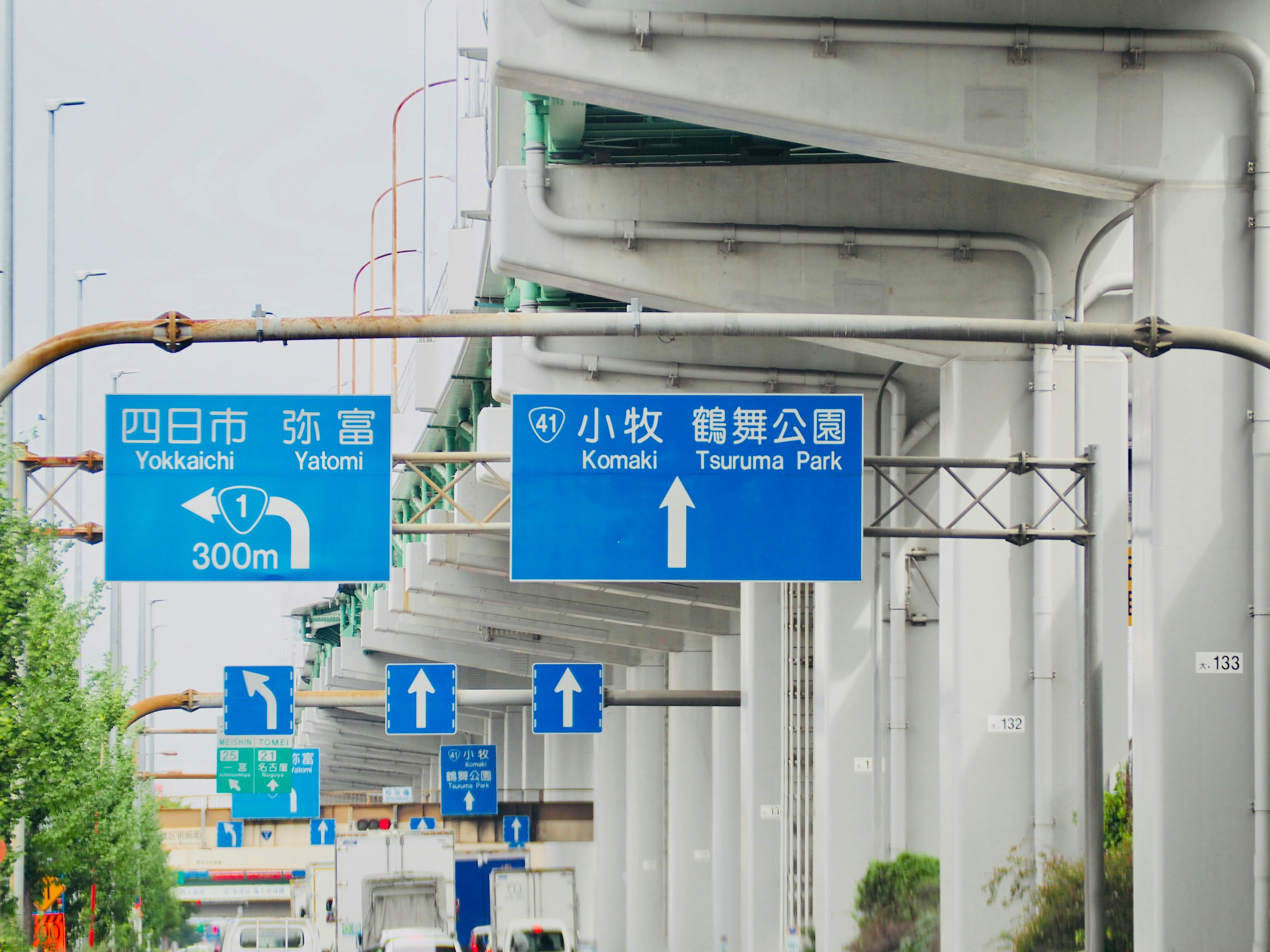 城市景观，带有蓝色道路标志和高架公路