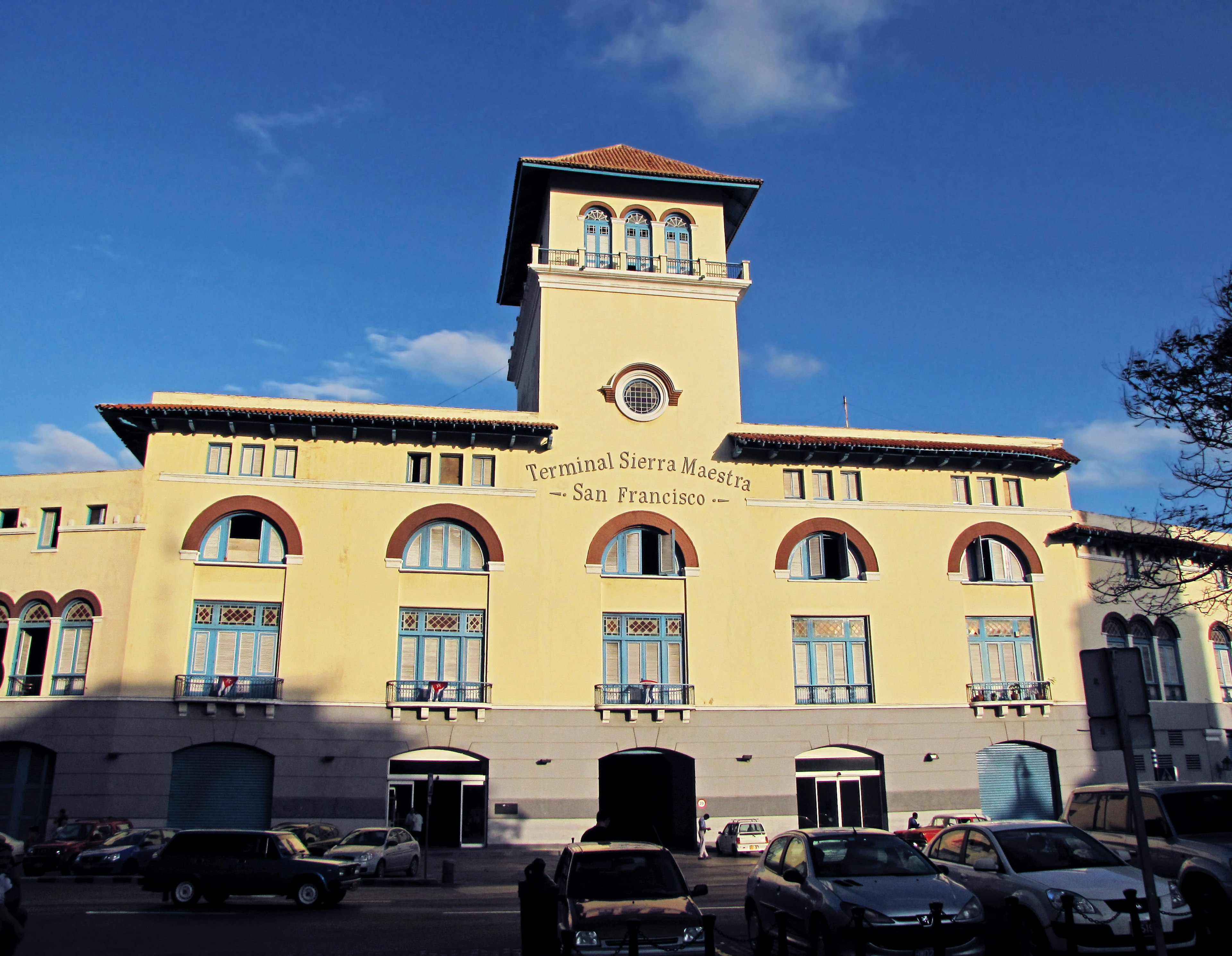 Edificio histórico bajo un cielo azul brillante con una torre prominente