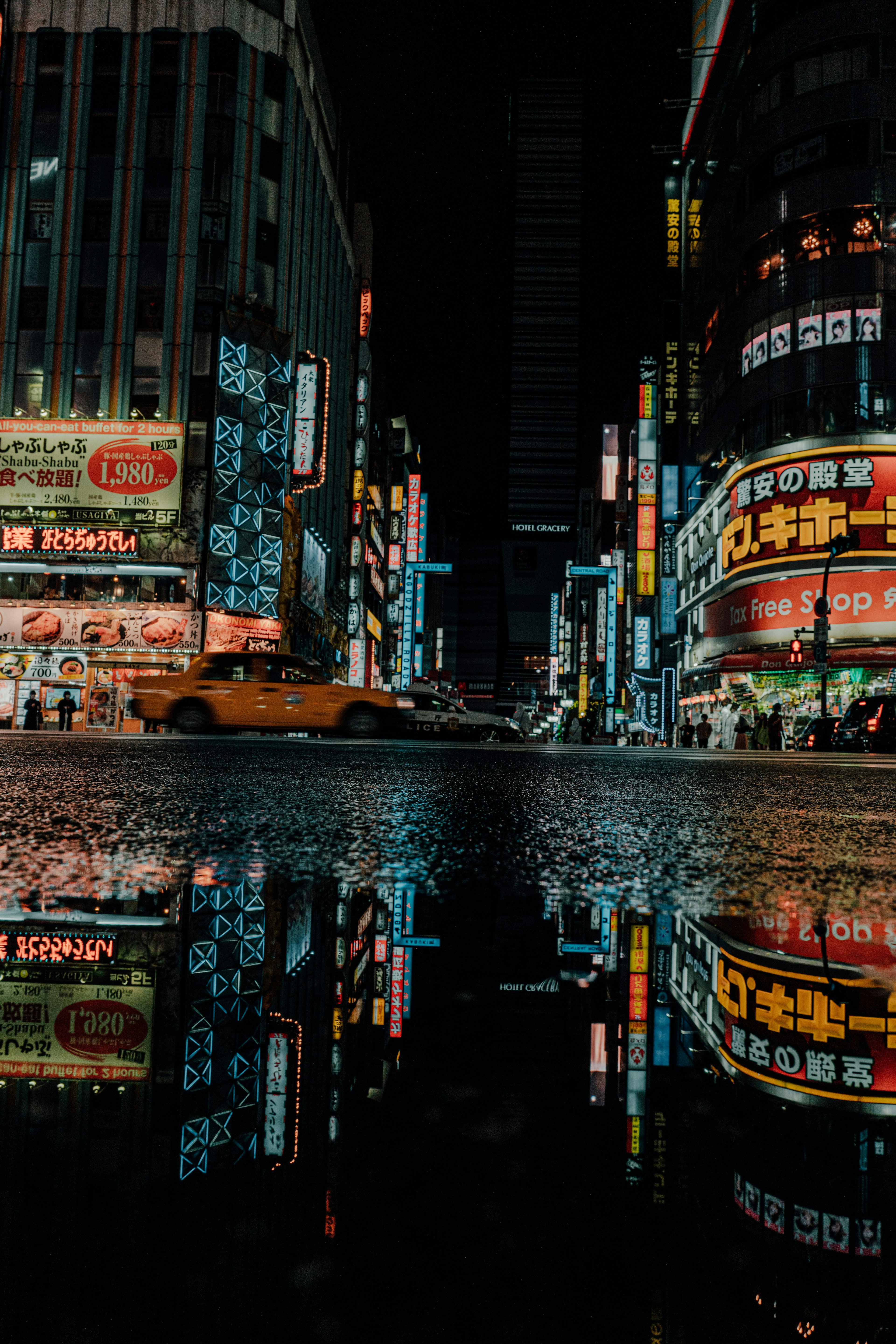 Paisaje urbano nocturno con letreros de neón reflejados