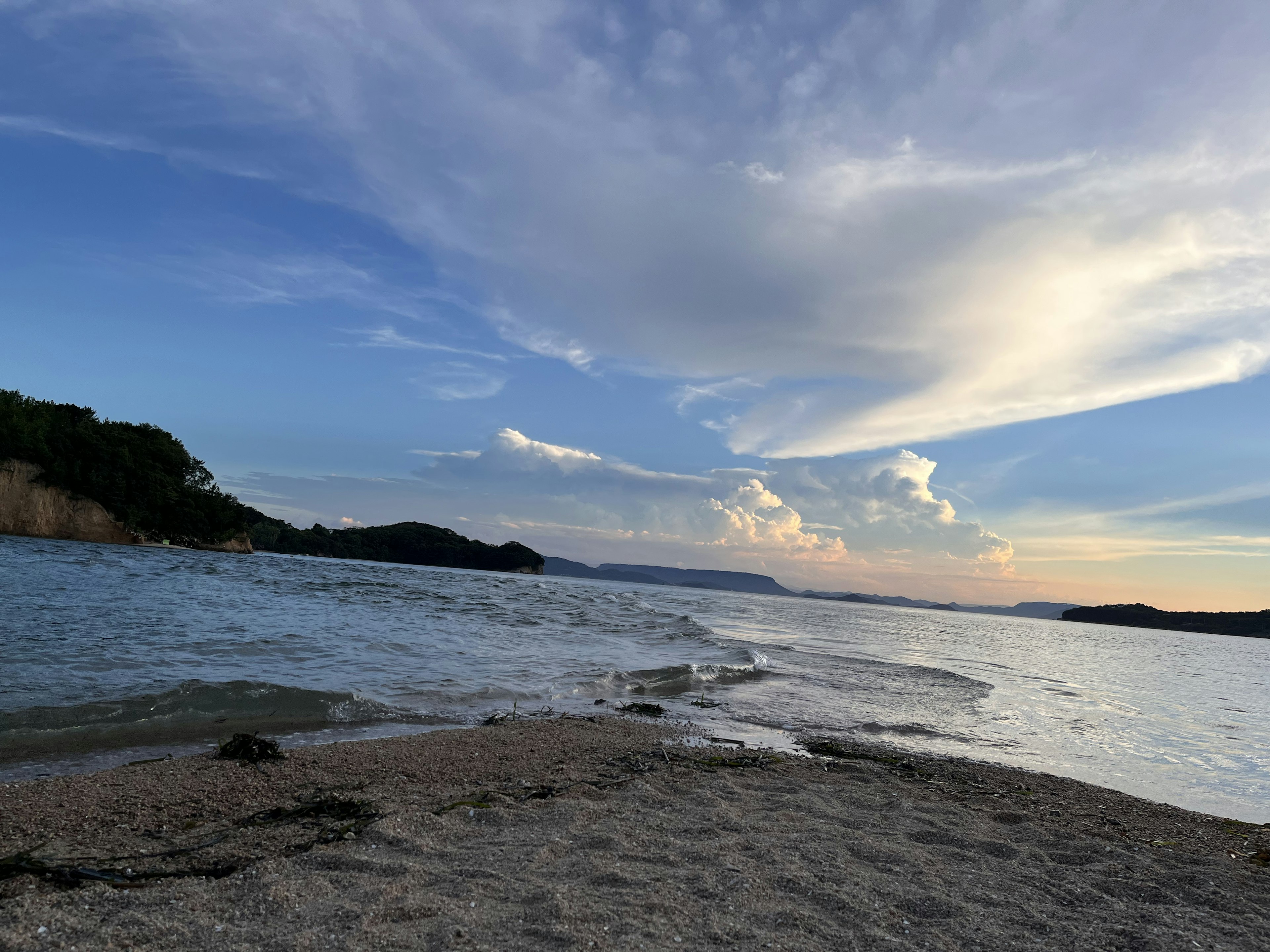 穏やかな海と青い空の風景 陸地の輪郭が見える