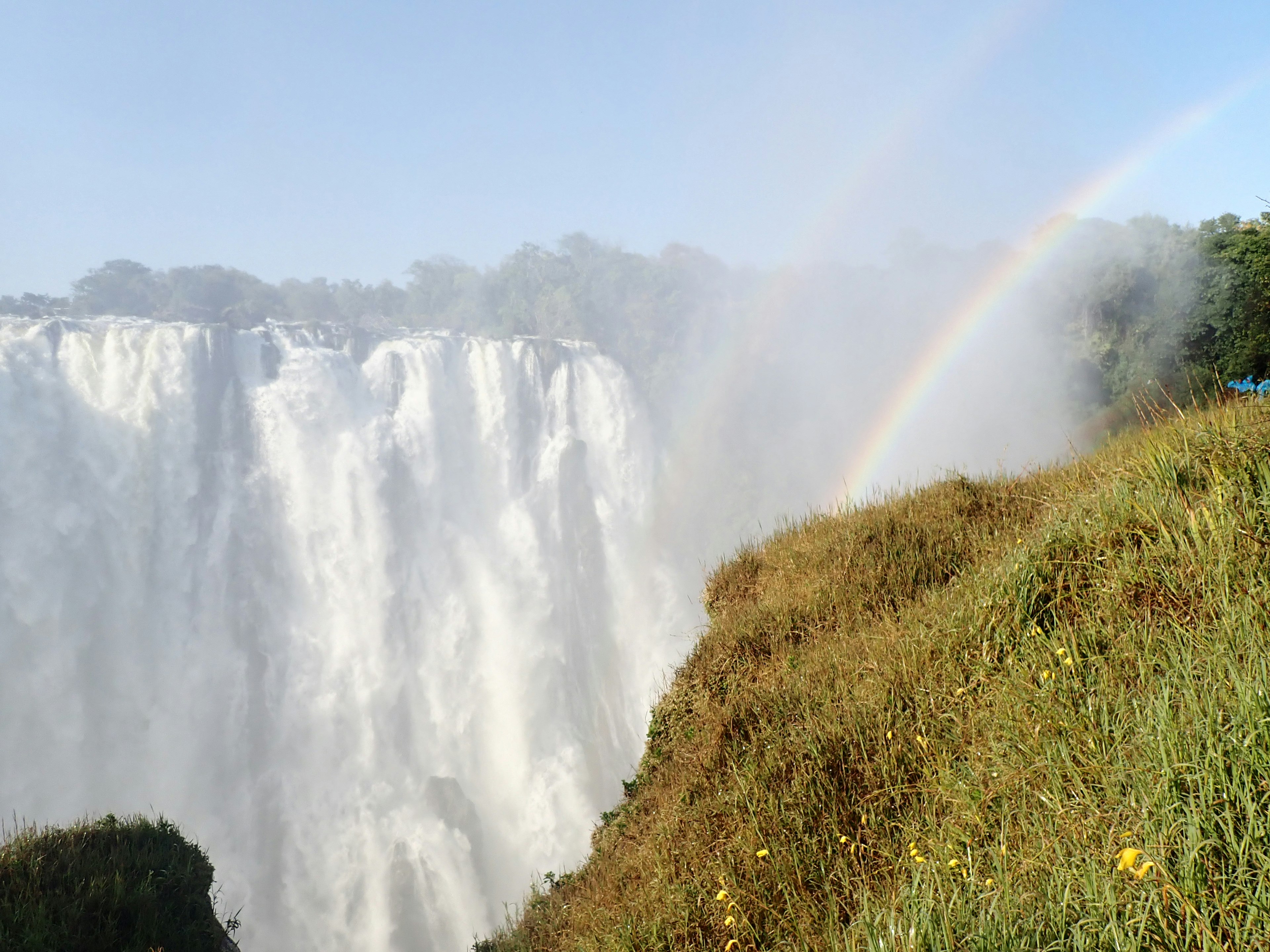 Vista majestuosa de las cataratas Victoria con un arcoíris