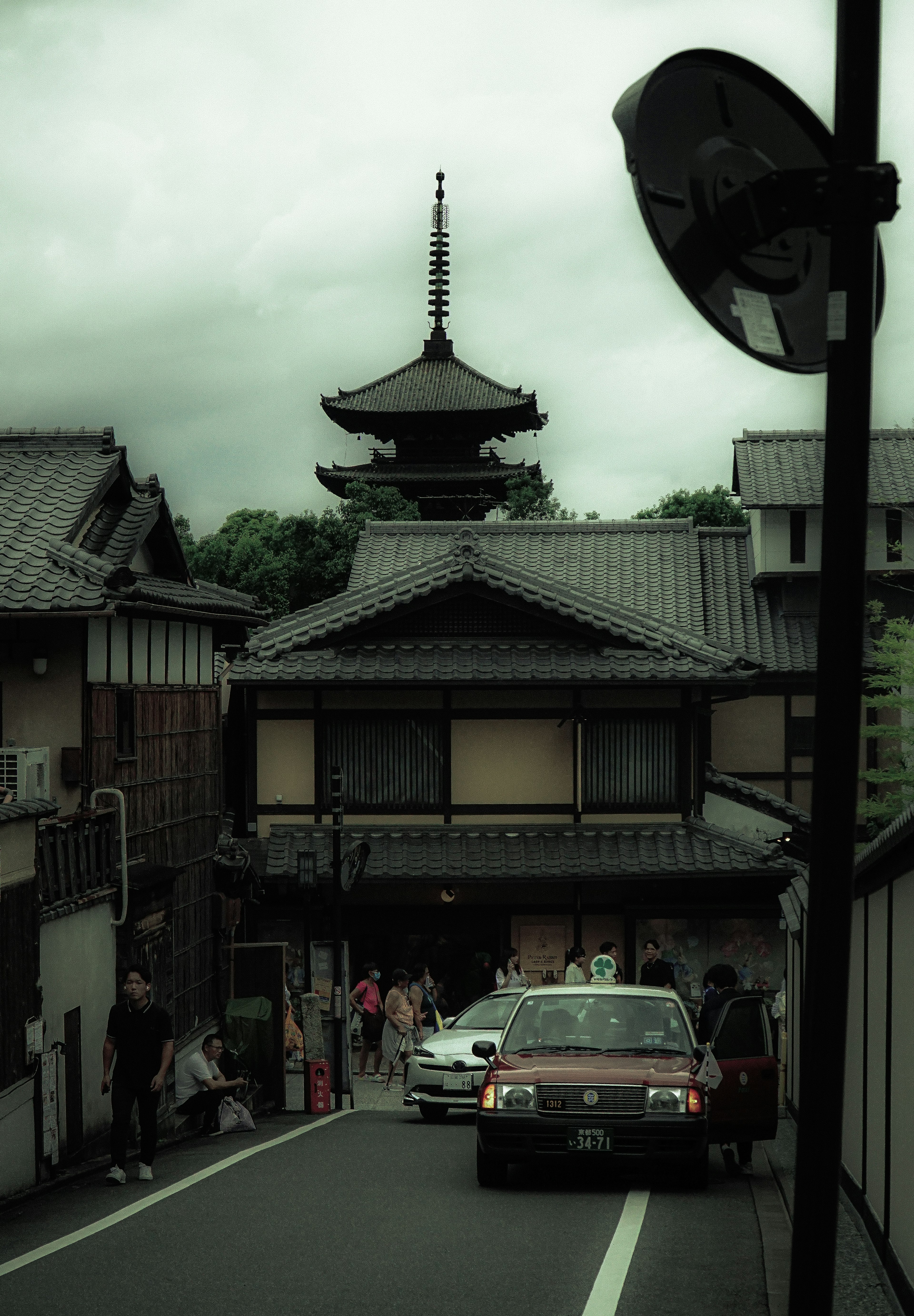 Edificio japonés tradicional con un taxi en la calle