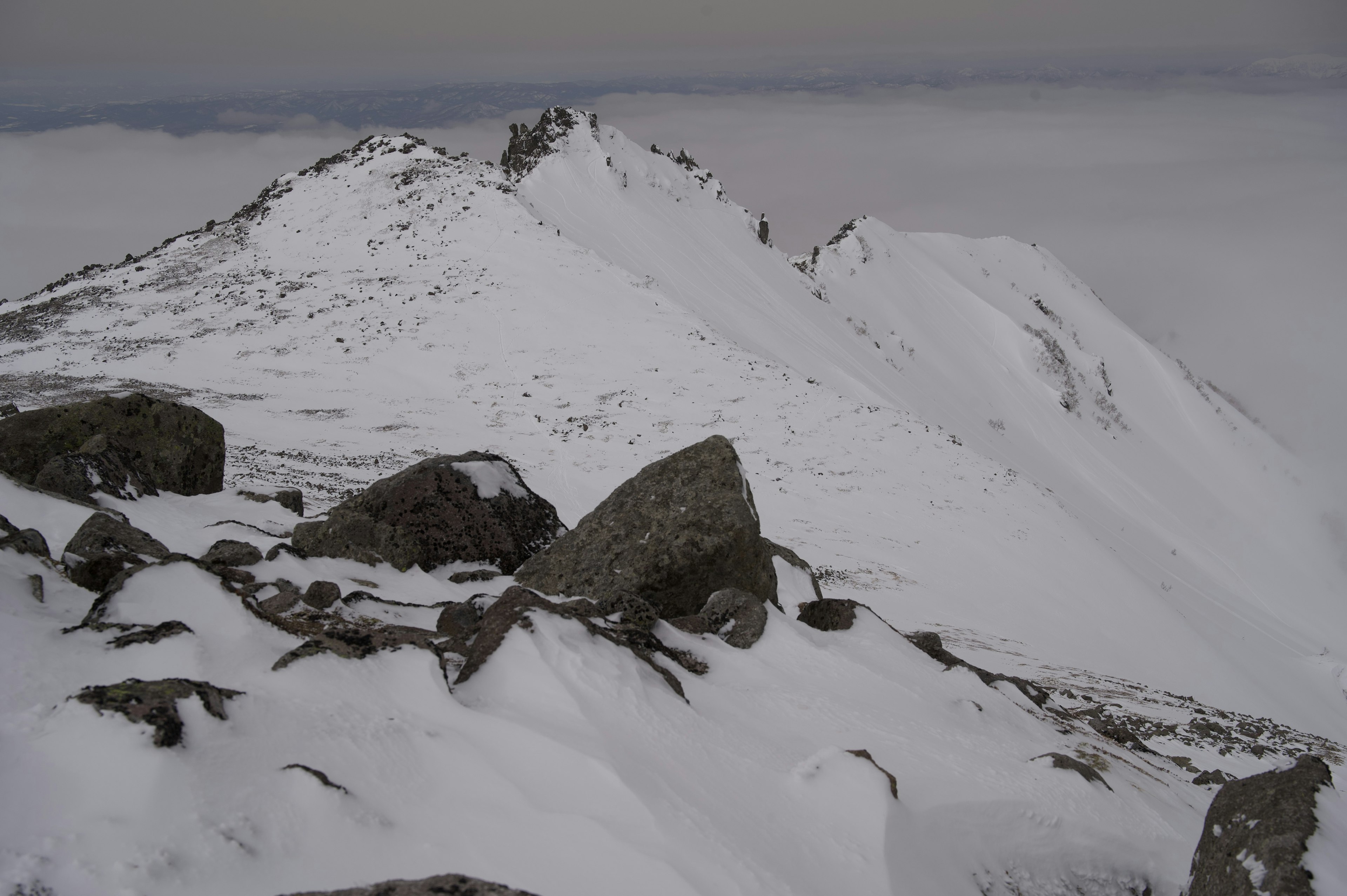 Schneebedeckte Berglandschaft mit felsigem Gelände