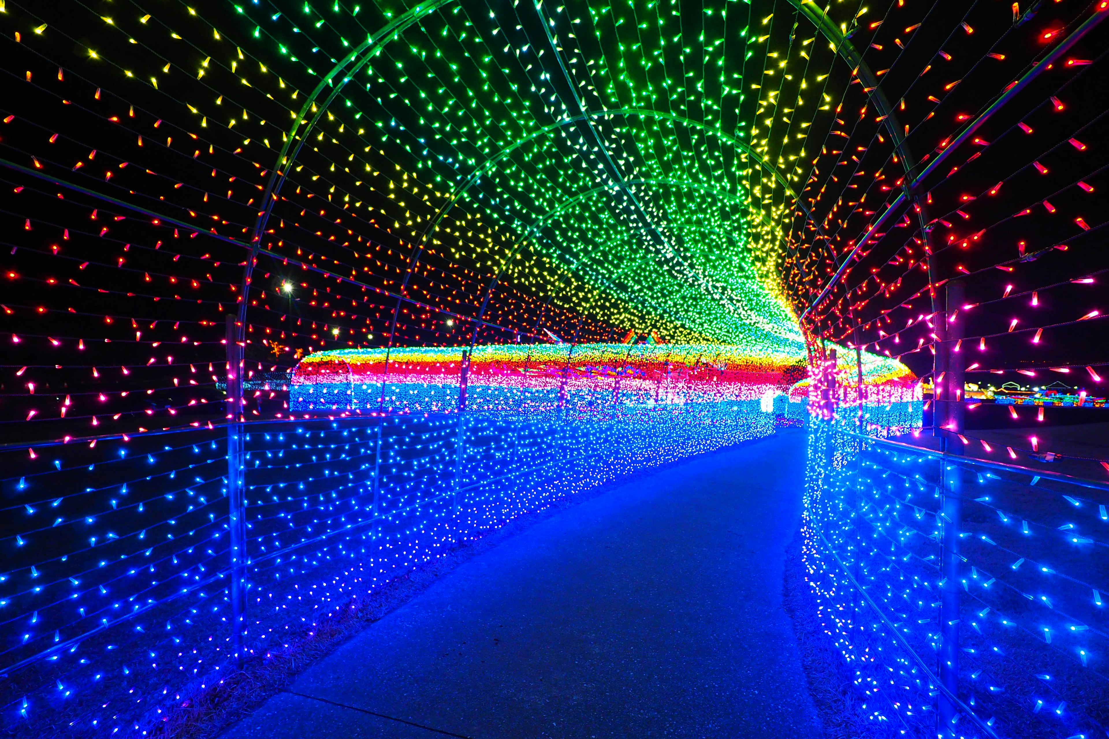 Tunnel di luci LED colorate con motivi vivaci e riflessi