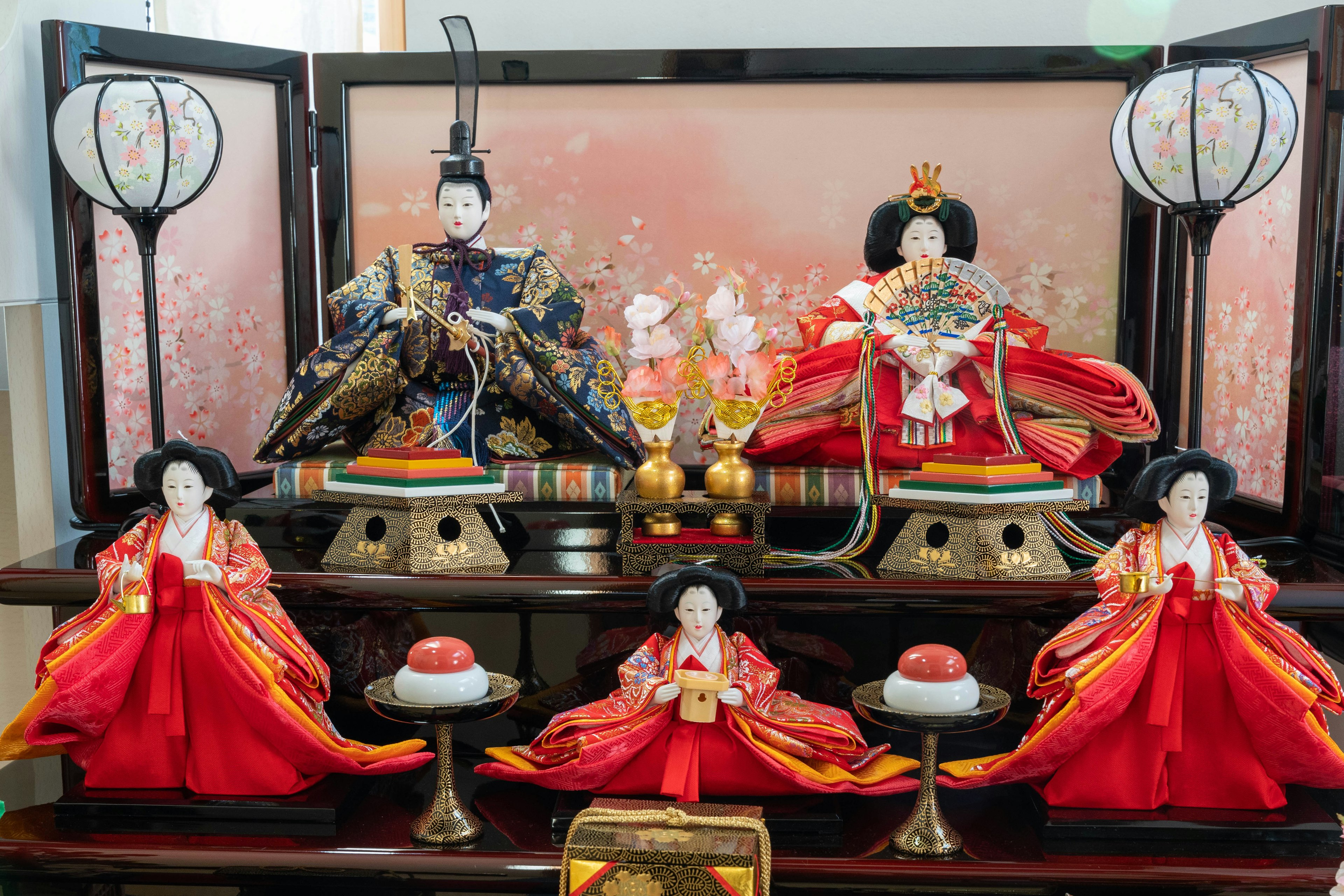 Trưng bày tinh xảo của búp bê Hina truyền thống cho Hinamatsuri với trang phục sống động