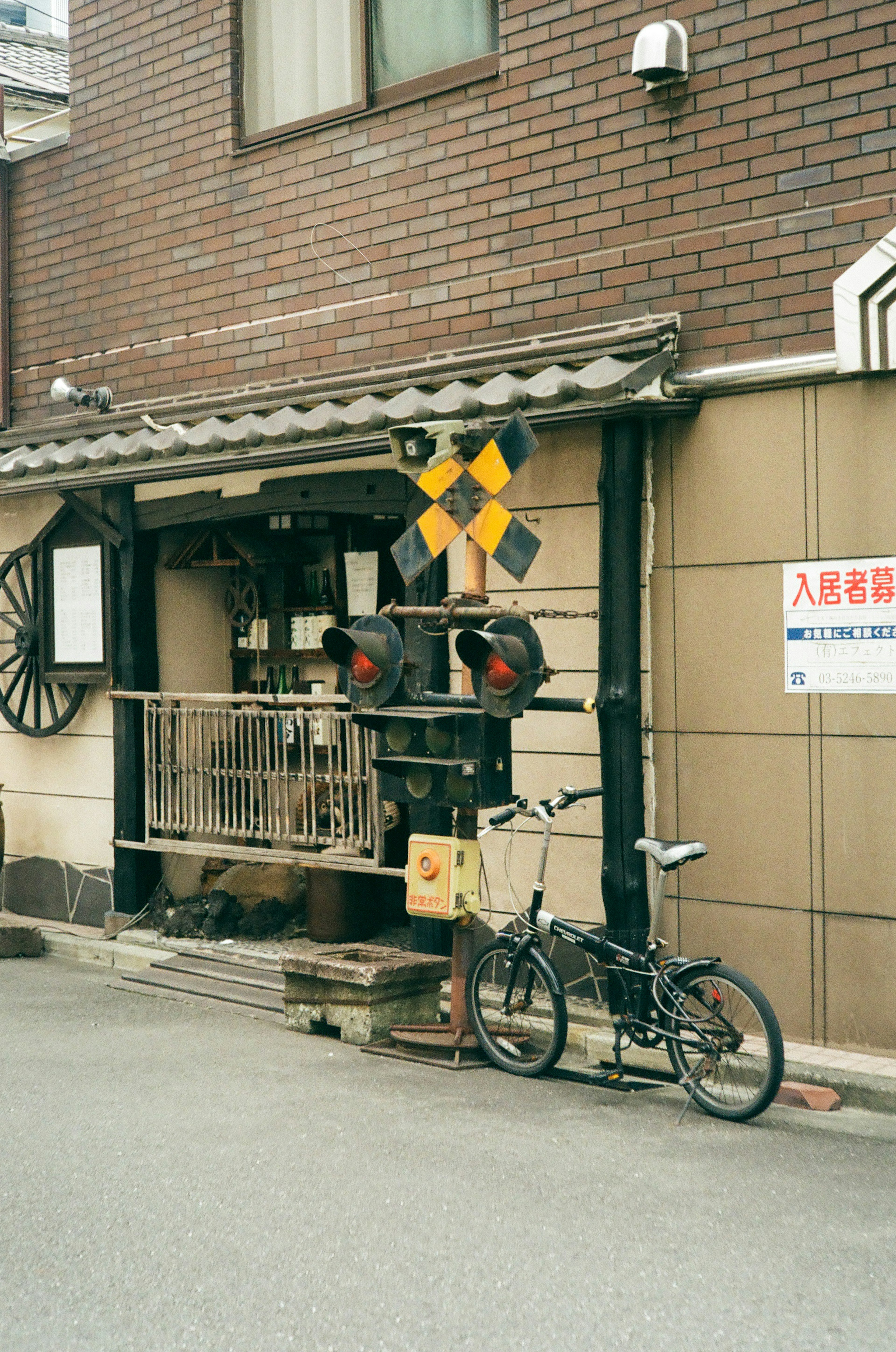 老商店前的铁路道口信号和一辆自行车