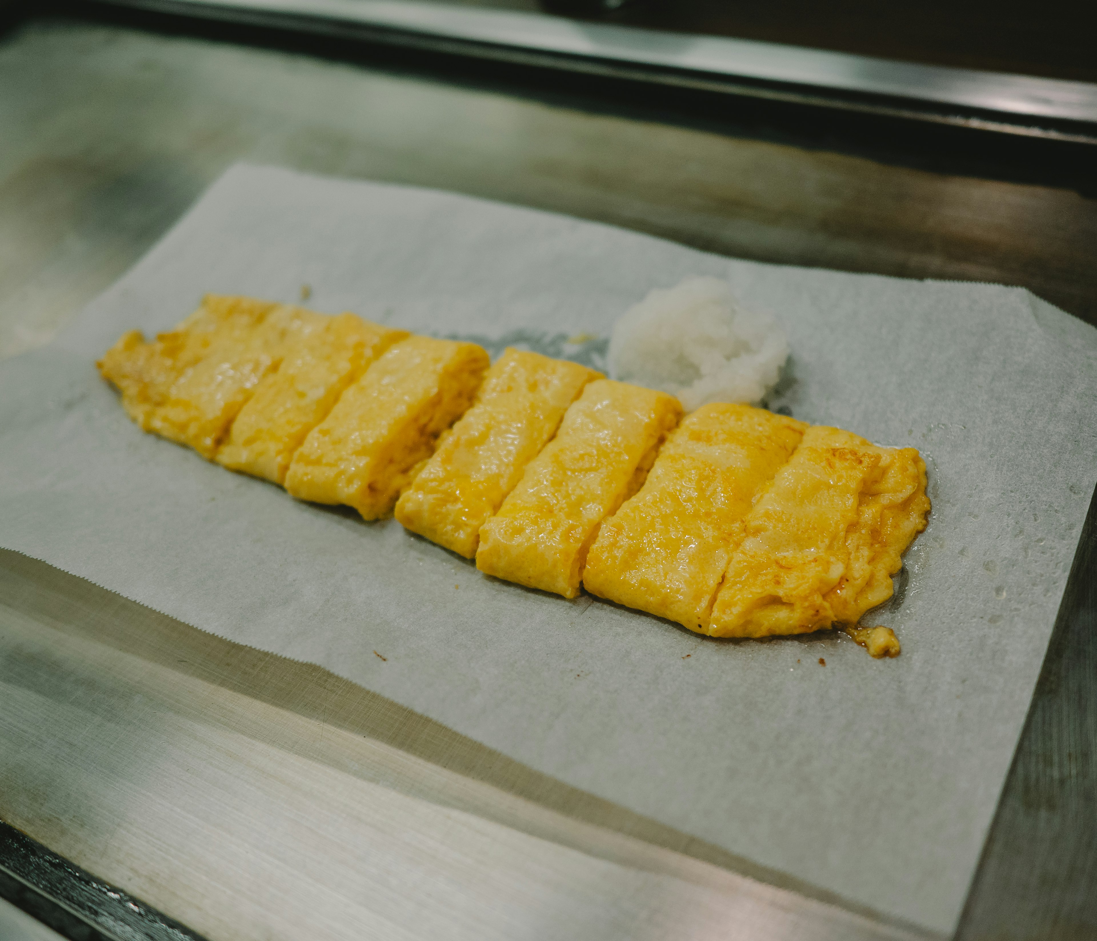 Omelette japonaise délicieusement disposée sur une assiette