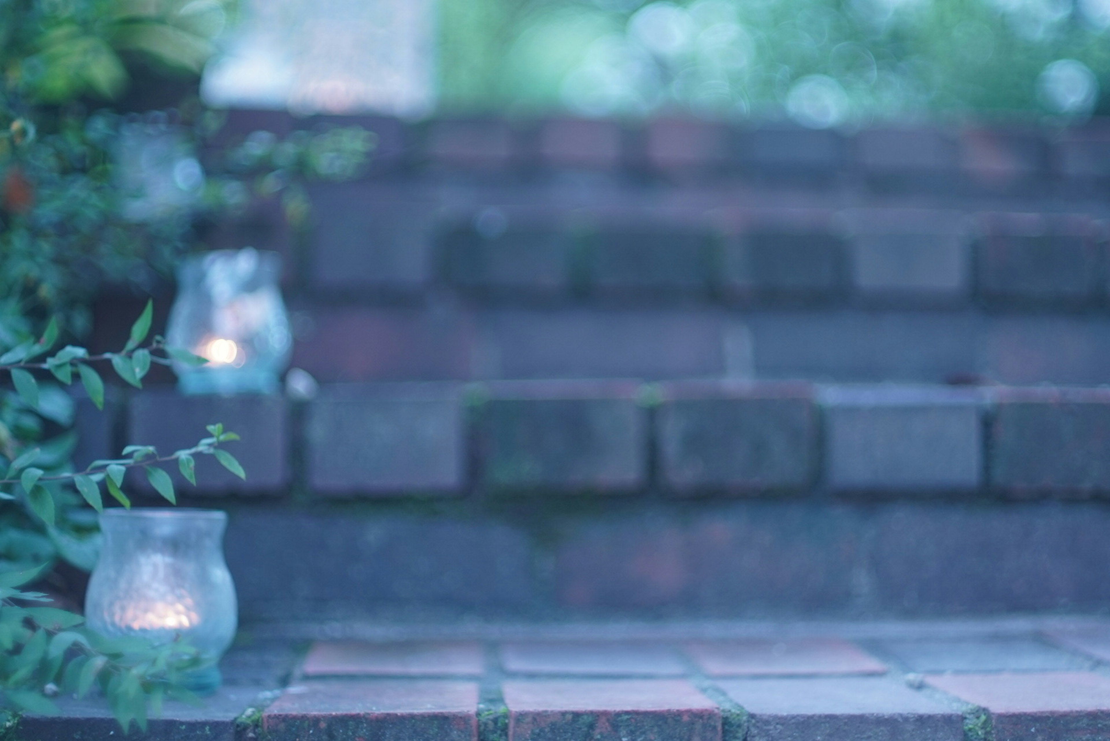 Un escalier serein avec des tons bleus doux et des bougies lumineuses