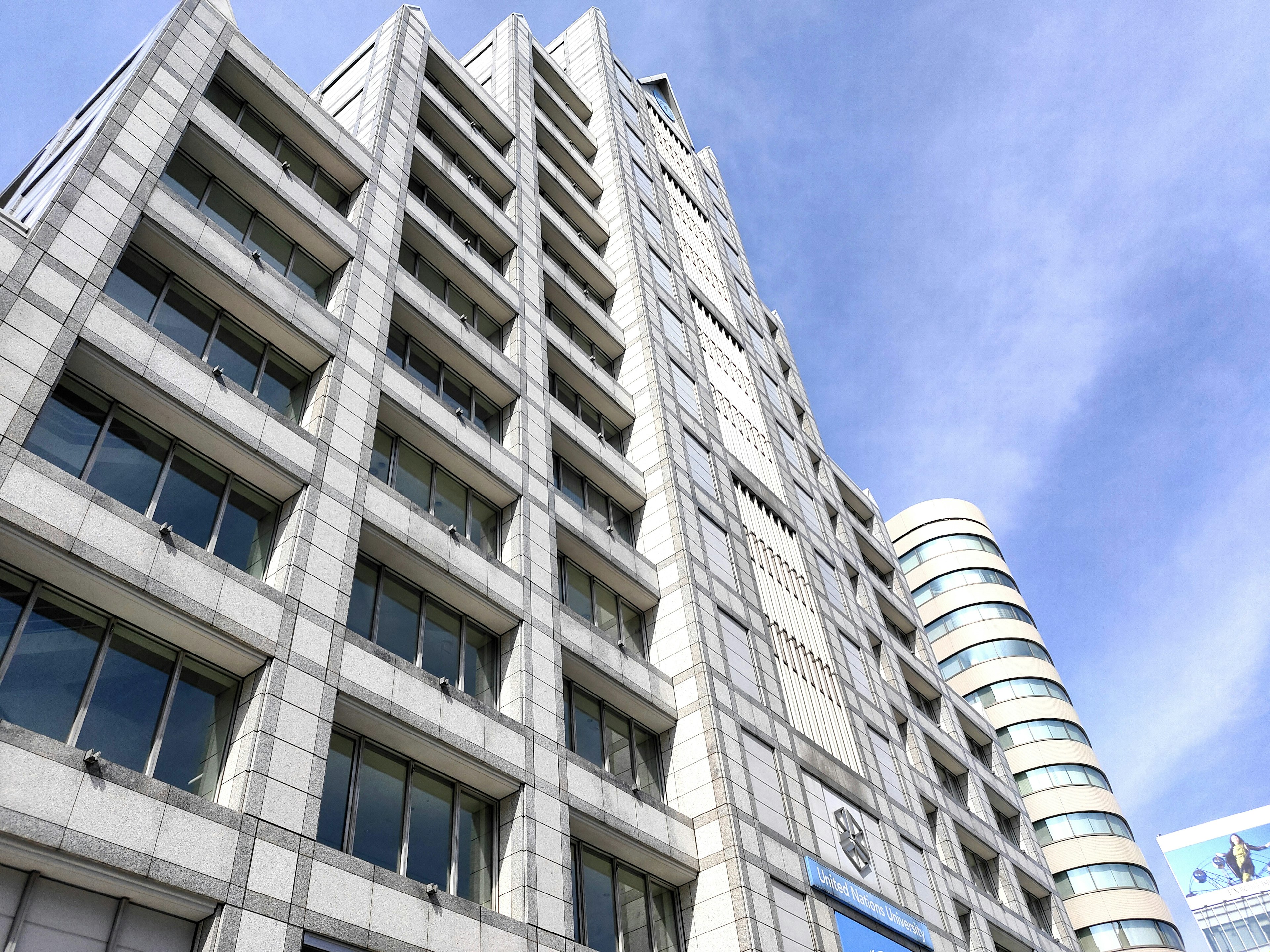 Façade d'un bâtiment moderne sous un ciel bleu